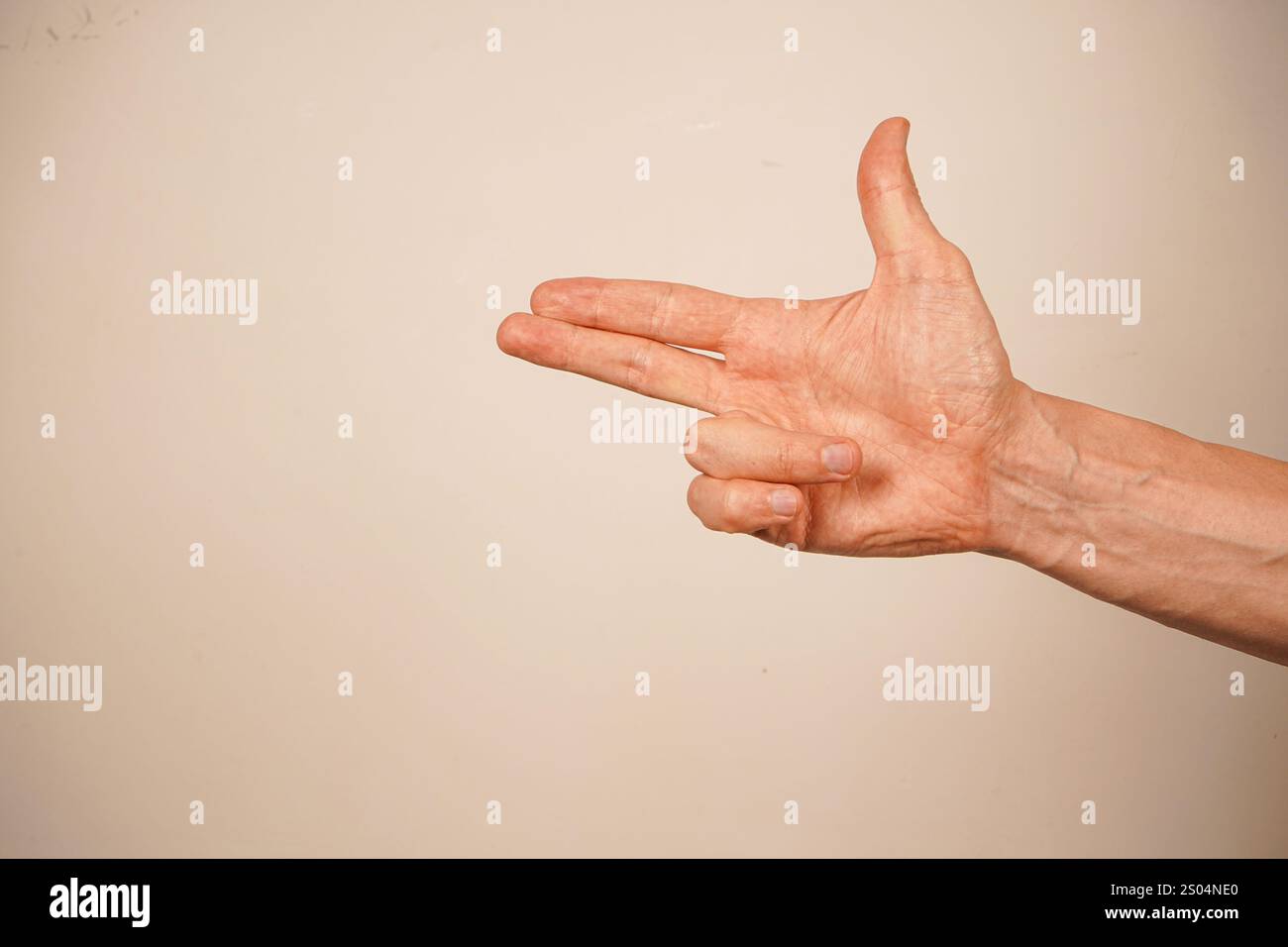 Pollice in mano. La mano che punta come una pistola. Indicizza e medio dita rivolte verso l'esterno e le due dita inferiori sono piegate nel palmo Foto Stock