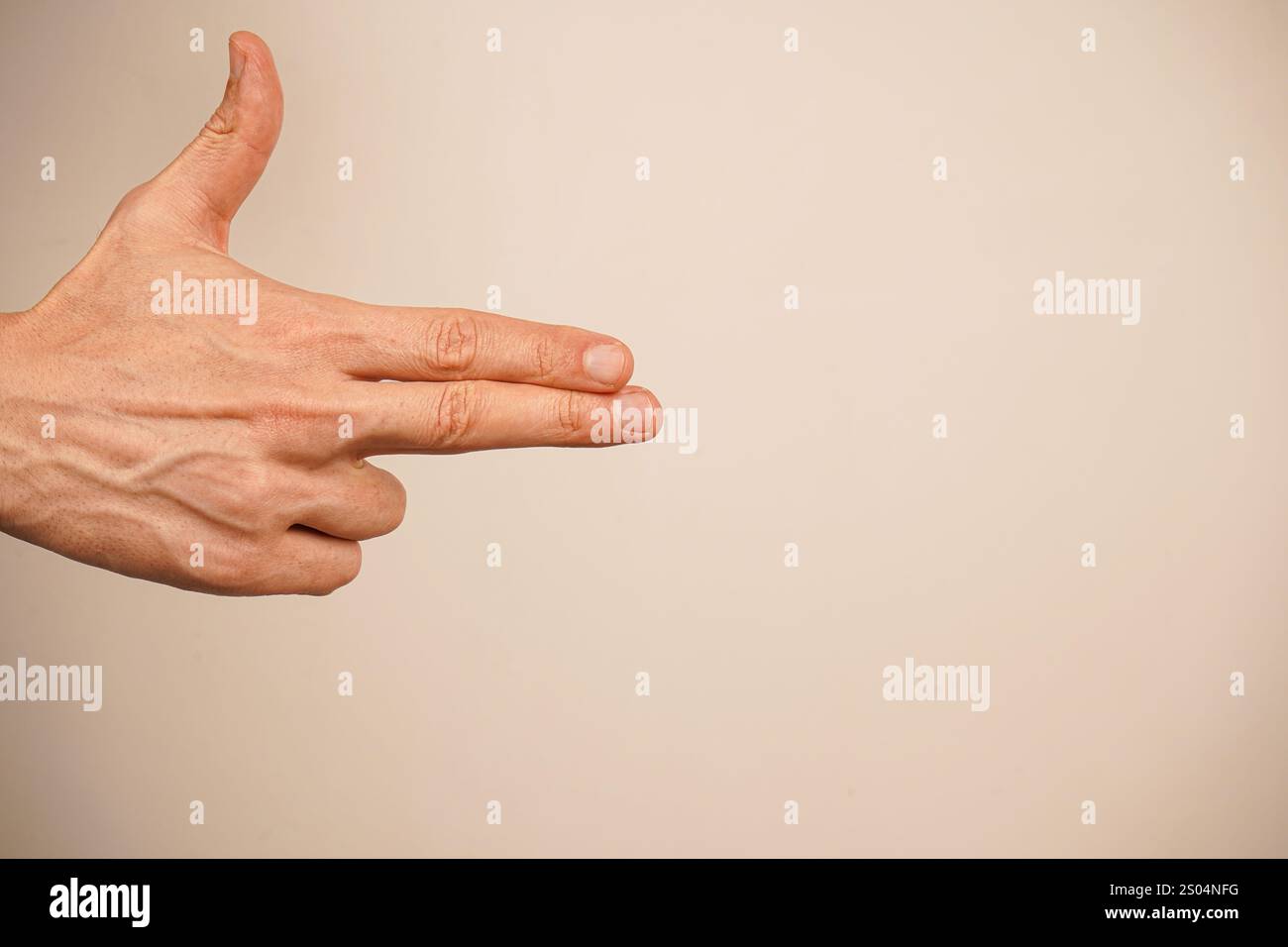 Pollice in mano. La mano che punta come una pistola. Indicizza e medio dita rivolte verso l'esterno e le due dita inferiori sono piegate nel palmo Foto Stock
