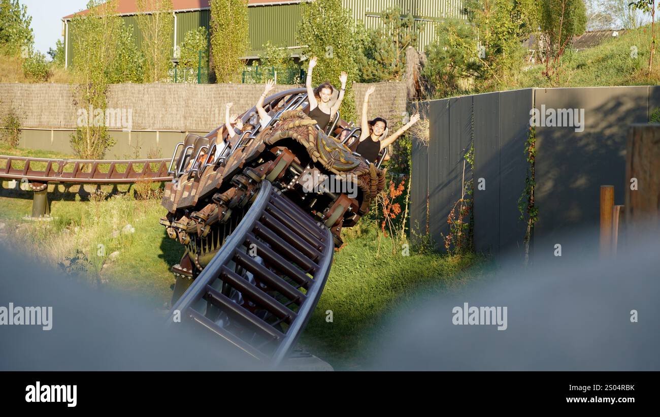 I giovani si divertono sulla curva delle montagne russe di lancio intense «Toutatis» del produttore «Intamin» nel parco tematico «Asterix» Foto Stock