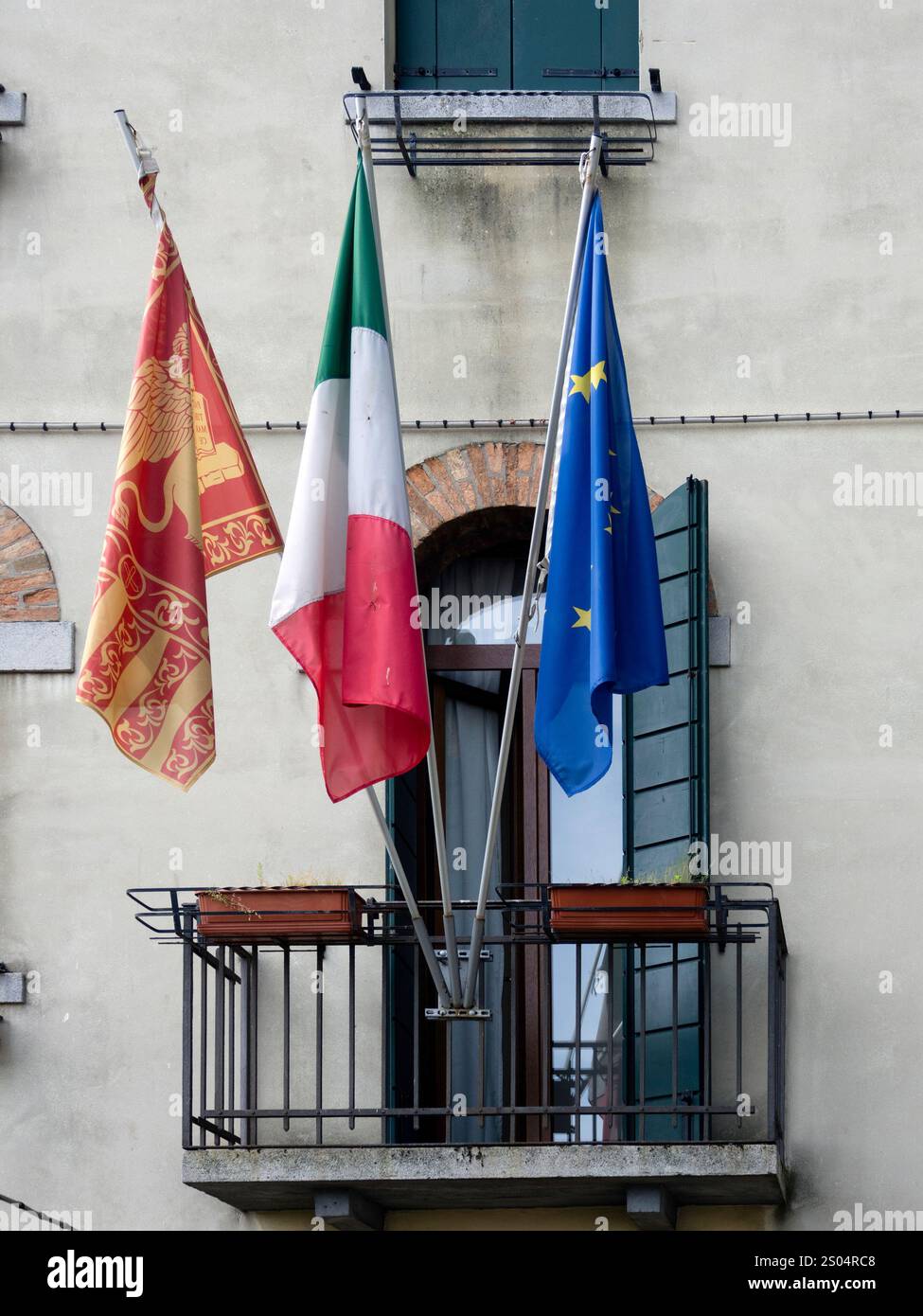 VENEZIA, ITALIA - 5 MAGGIO 2015: Bandiere d'Italia, d'Europa e di Venezia all'esterno dell'edificio Foto Stock