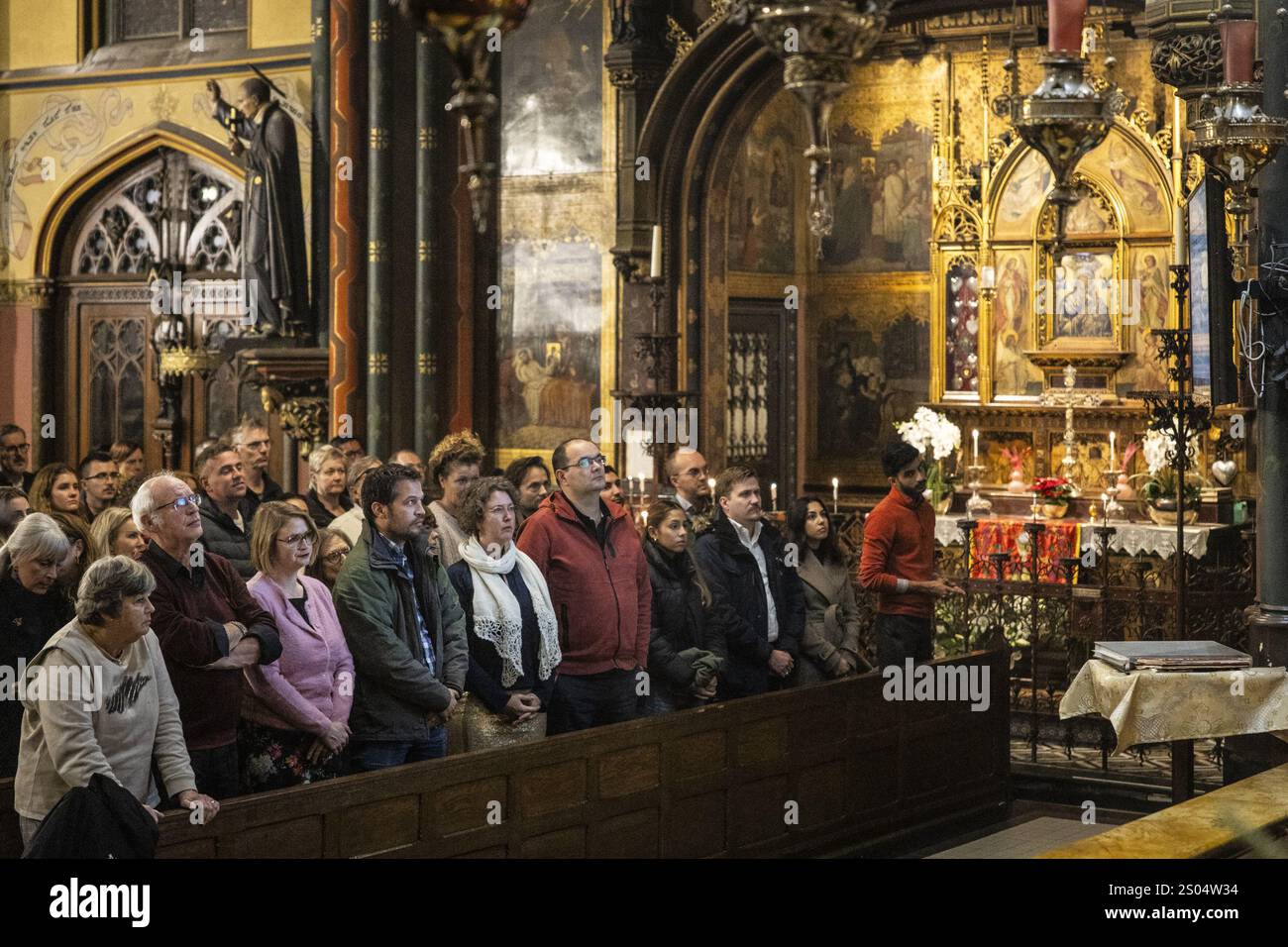 AMSTERDAM - churchchgos durante un momento di riflessione durante la messa di mezzanotte presso la Chiesa cattolica di nostra Signora di Amsterdam. Uscita ANP DINGENA MOL paesi bassi - uscita belgio Foto Stock