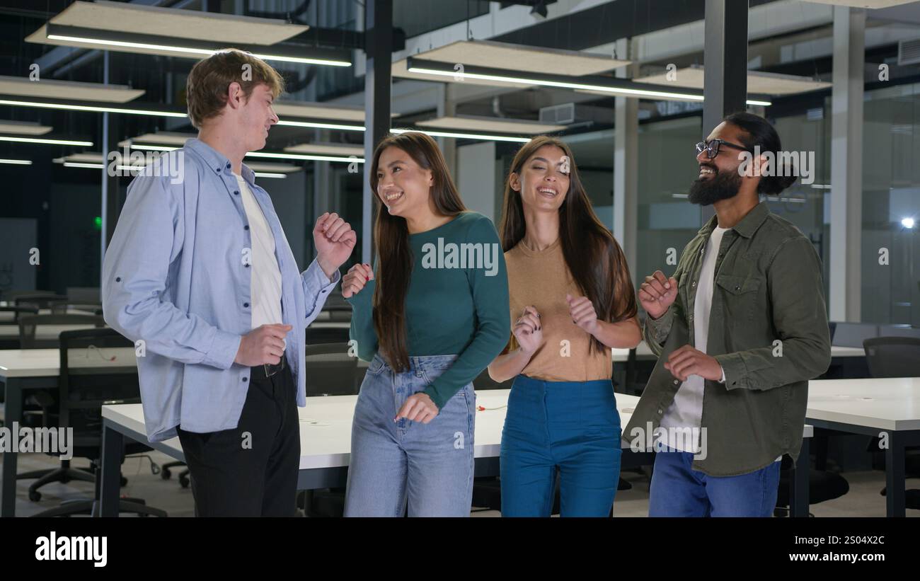 Uomini d'affari multietnici felici donne d'affari che ballano insieme in ufficio lavoro gioioso allegro e diversificato uomini di squadra donne colleghi colleghi Foto Stock