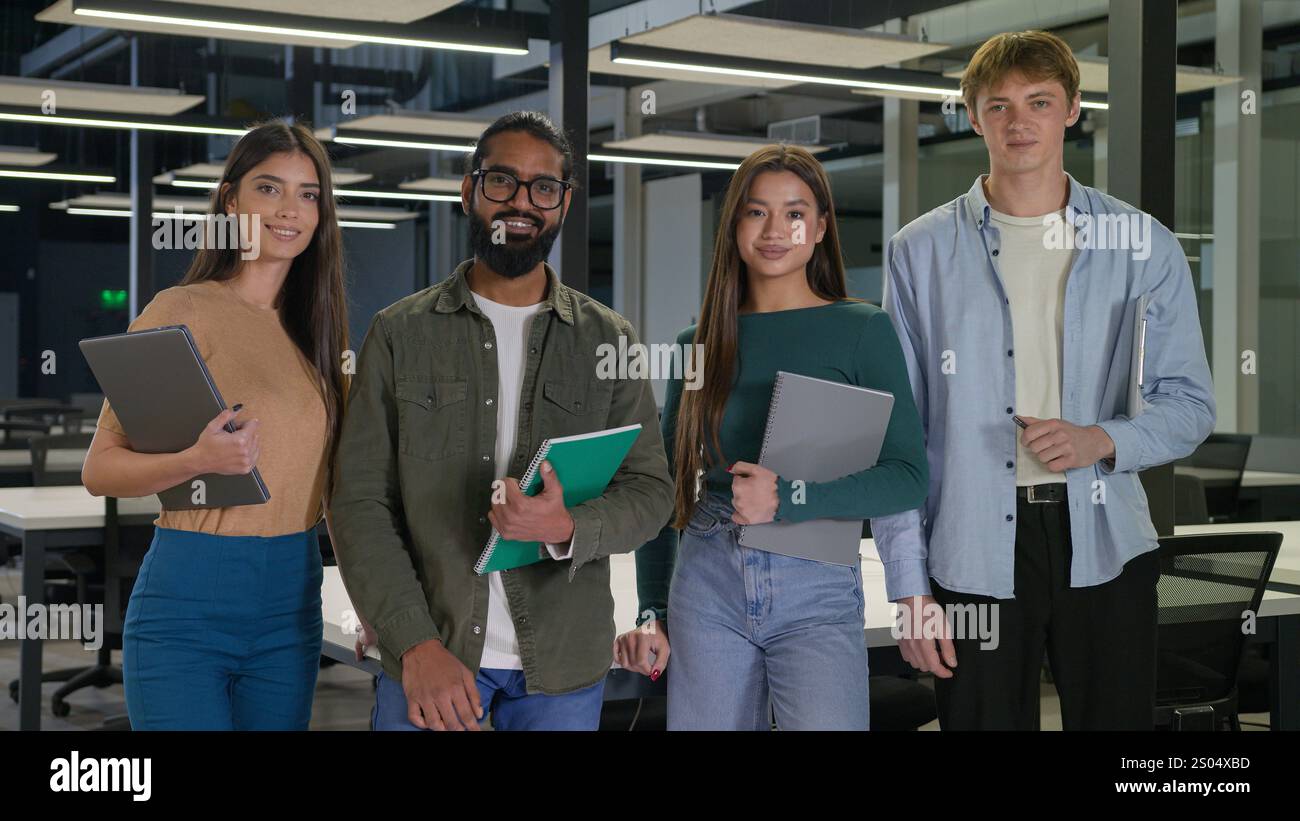 Gruppo multirazziale colleghi di diversità ufficio team uomini d'affari donne ragazze ragazzi uomini multietnici uomini donne Arabo Caucasico Indiano amici Foto Stock
