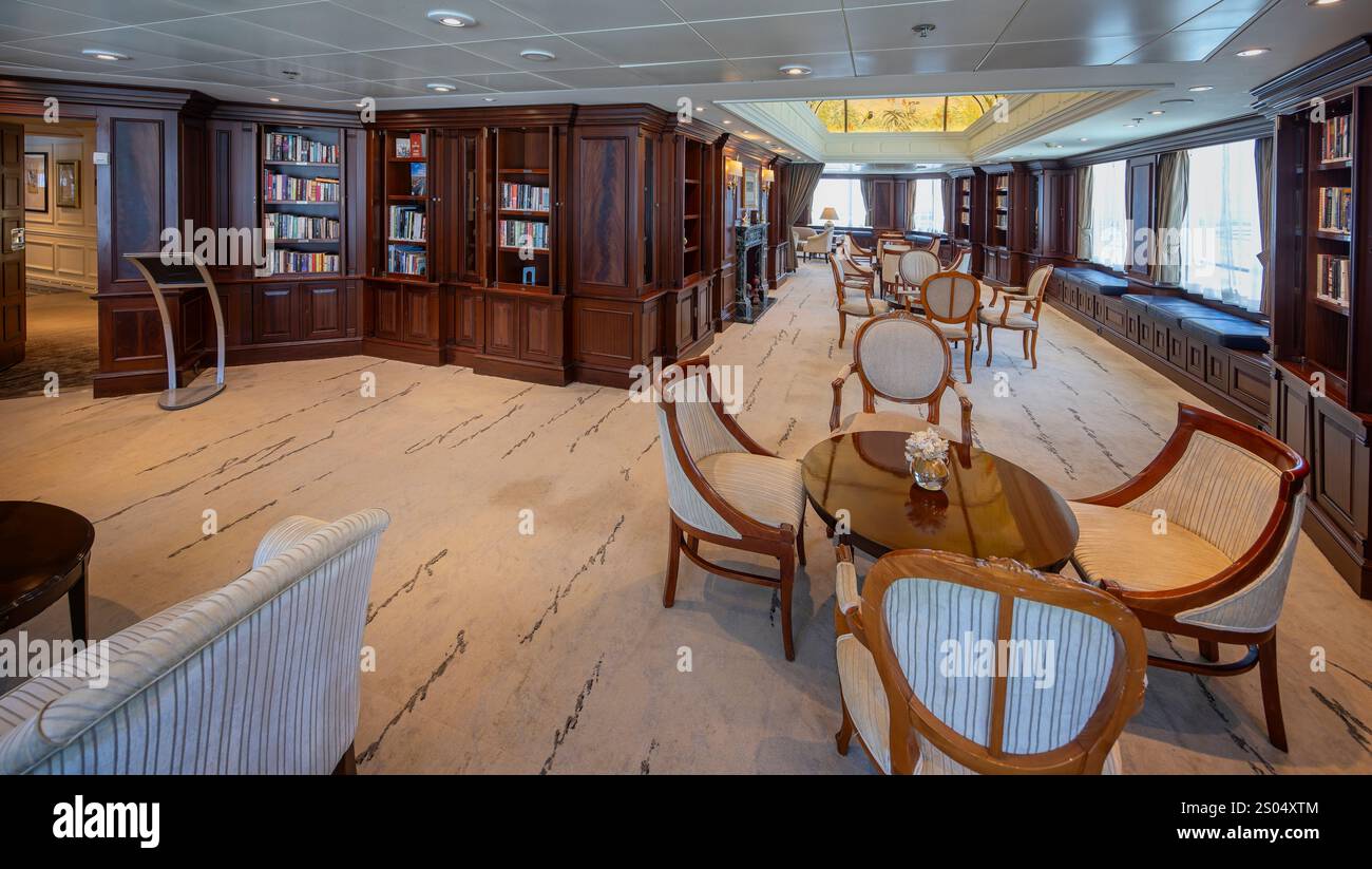 All'interno della sala da disegno e della biblioteca a bordo della nave da crociera Azamara quest, attraccata a città del Capo, Sudafrica, l'8 dicembre 2024 Foto Stock