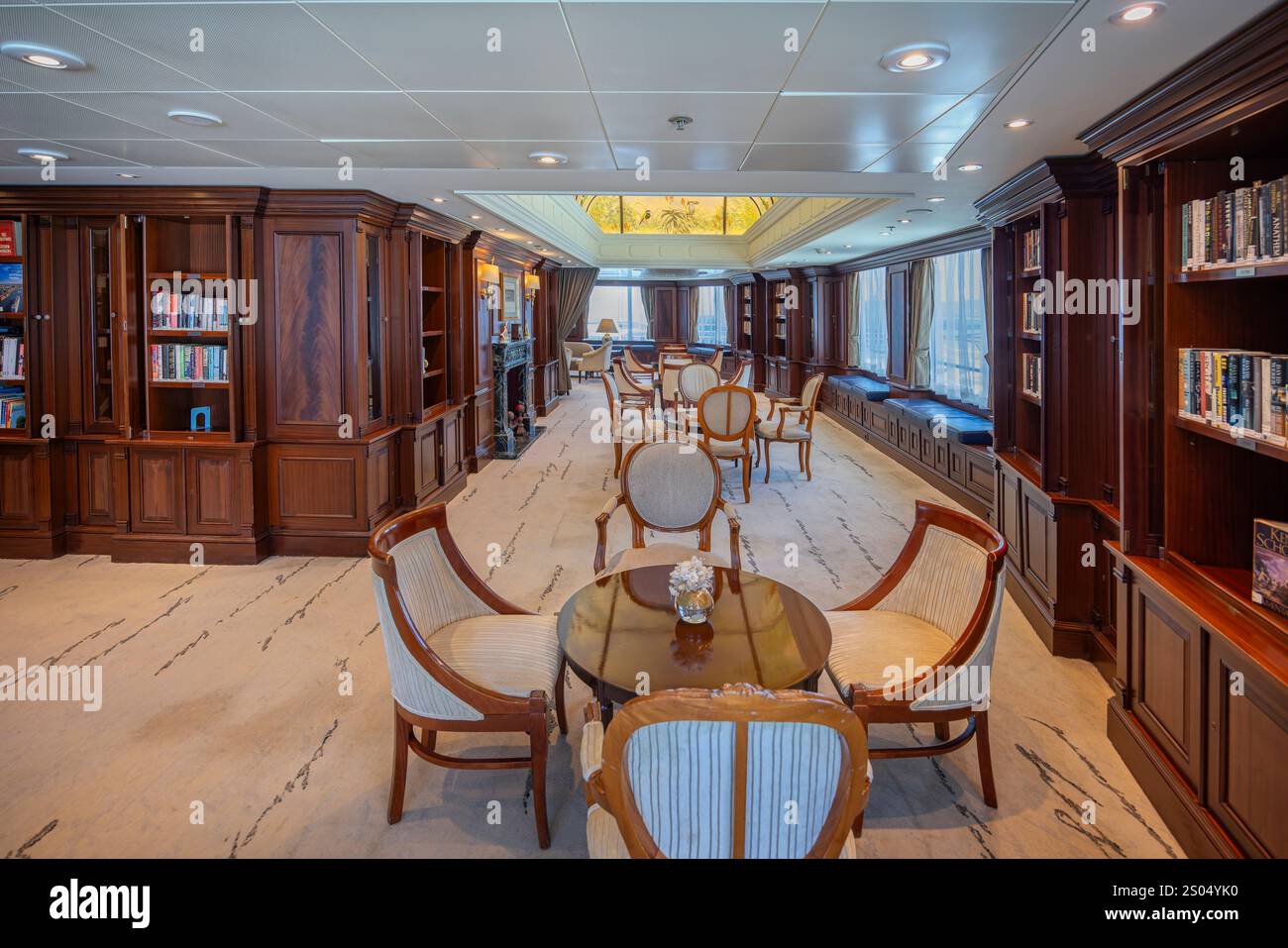 All'interno della sala da disegno e della biblioteca a bordo della nave da crociera Azamara quest, attraccata a città del Capo, Sudafrica, l'8 dicembre 2024 Foto Stock