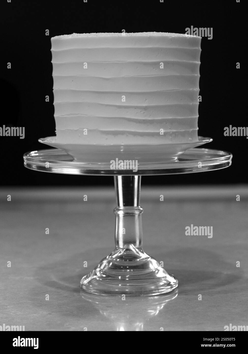 Torta sul piedistallo con White Frosting verticale in bianco e nero formale Foto Stock