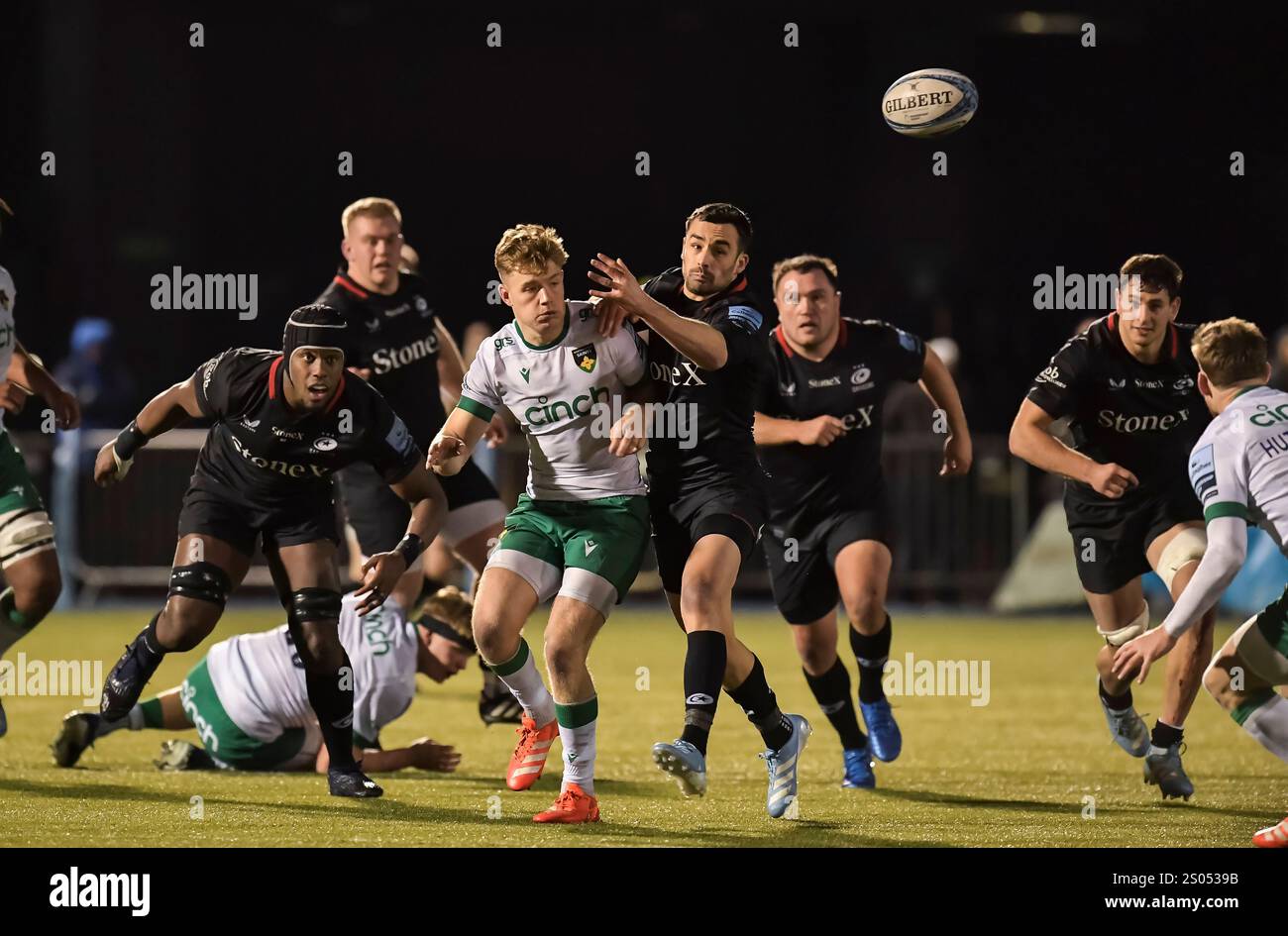 Fin Smith dei Northampton Saints e Alex Lozowski dei Saracens durante il Saracens contro Northampton Saints, Gallagher Premieship Round 8 match allo Ston Foto Stock