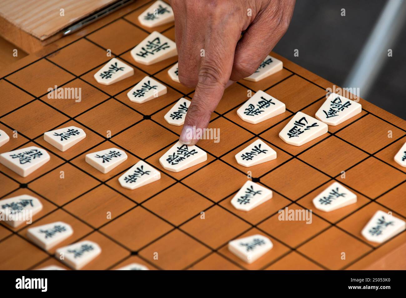 I concorrenti si sfidano a vicenda in un gioco da tavolo strategico chiamato shogi, o scacchi giapponesi, in un parco a Tennoji, Osaka, Giappone. Foto Stock