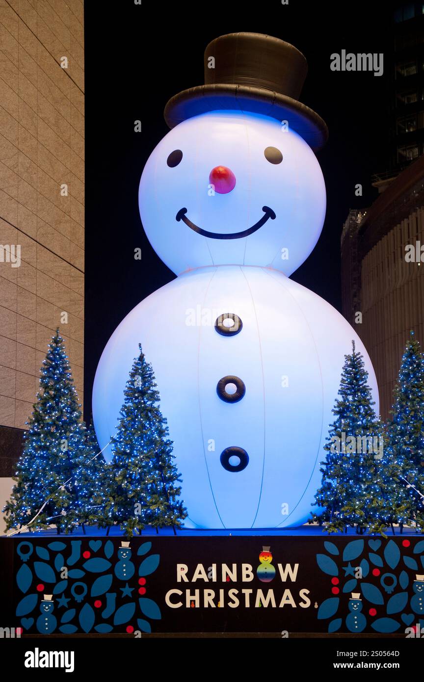 Un gigantesco "yukidaruma" (pupazzo di neve giapponese a due palle) in mostra durante le vacanze natalizie alla stazione ferroviaria di Umeda Osaka della West Japan Railway (JR). Foto Stock
