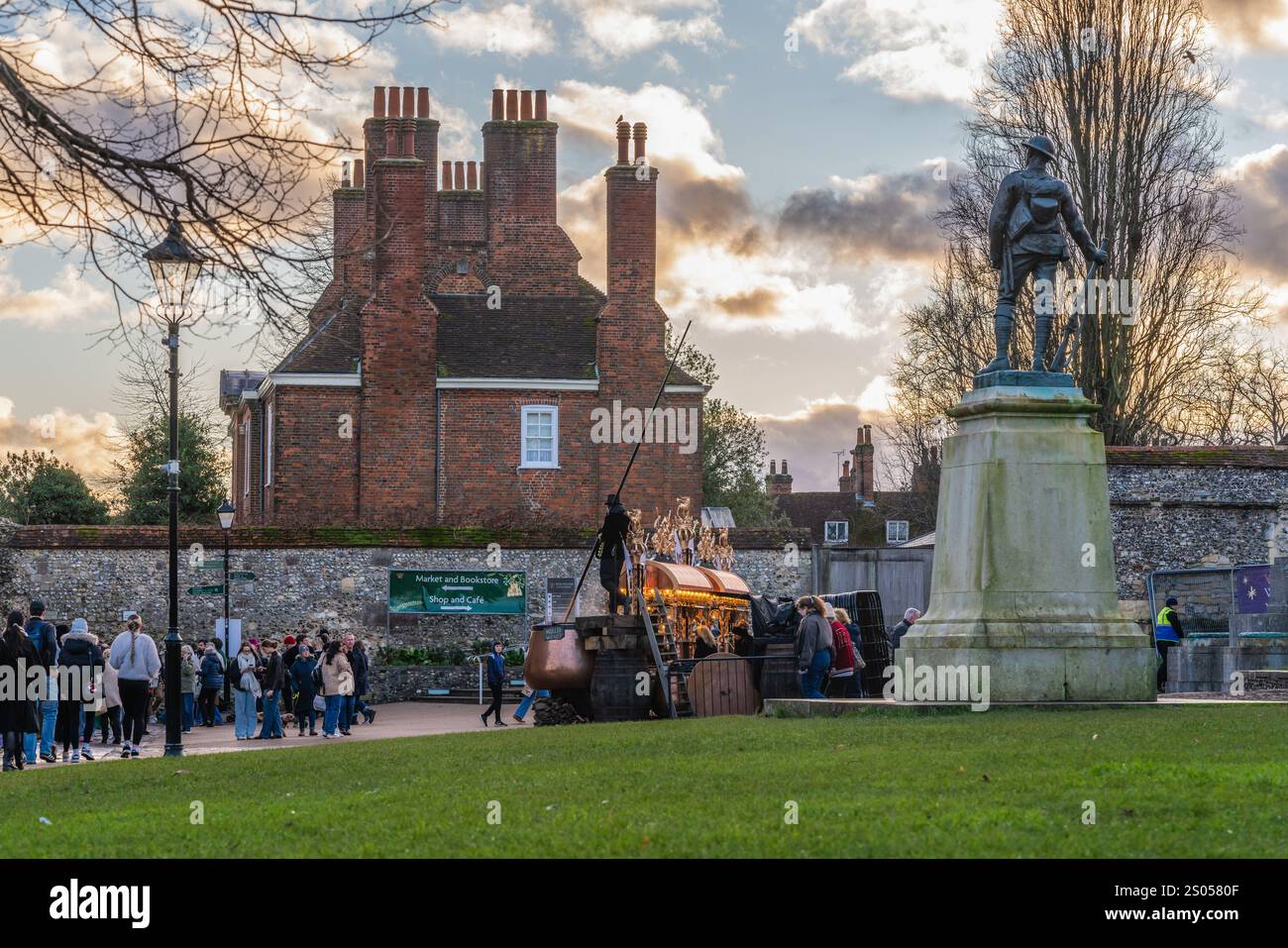 Il King's Royal Rifle Corps War Memorial fuori dalla cattedrale di Winchester al momento del mercatino di Natale di Winchester nel 2024, Hampshire, Inghilterra, Regno Unito Foto Stock