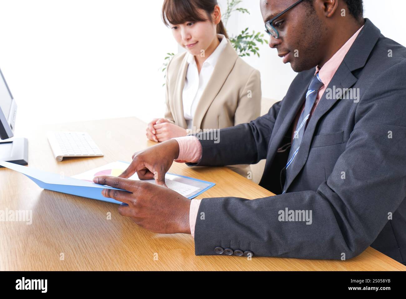 Uomo d'affari globale che lavora in ufficio Foto Stock