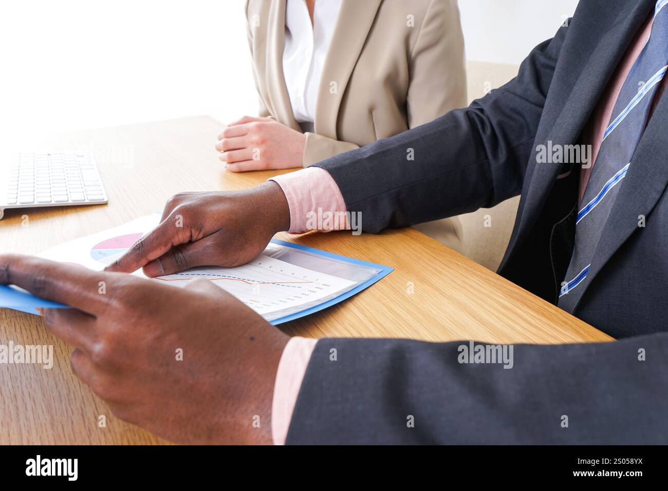 Uomo d'affari globale che lavora in ufficio Foto Stock