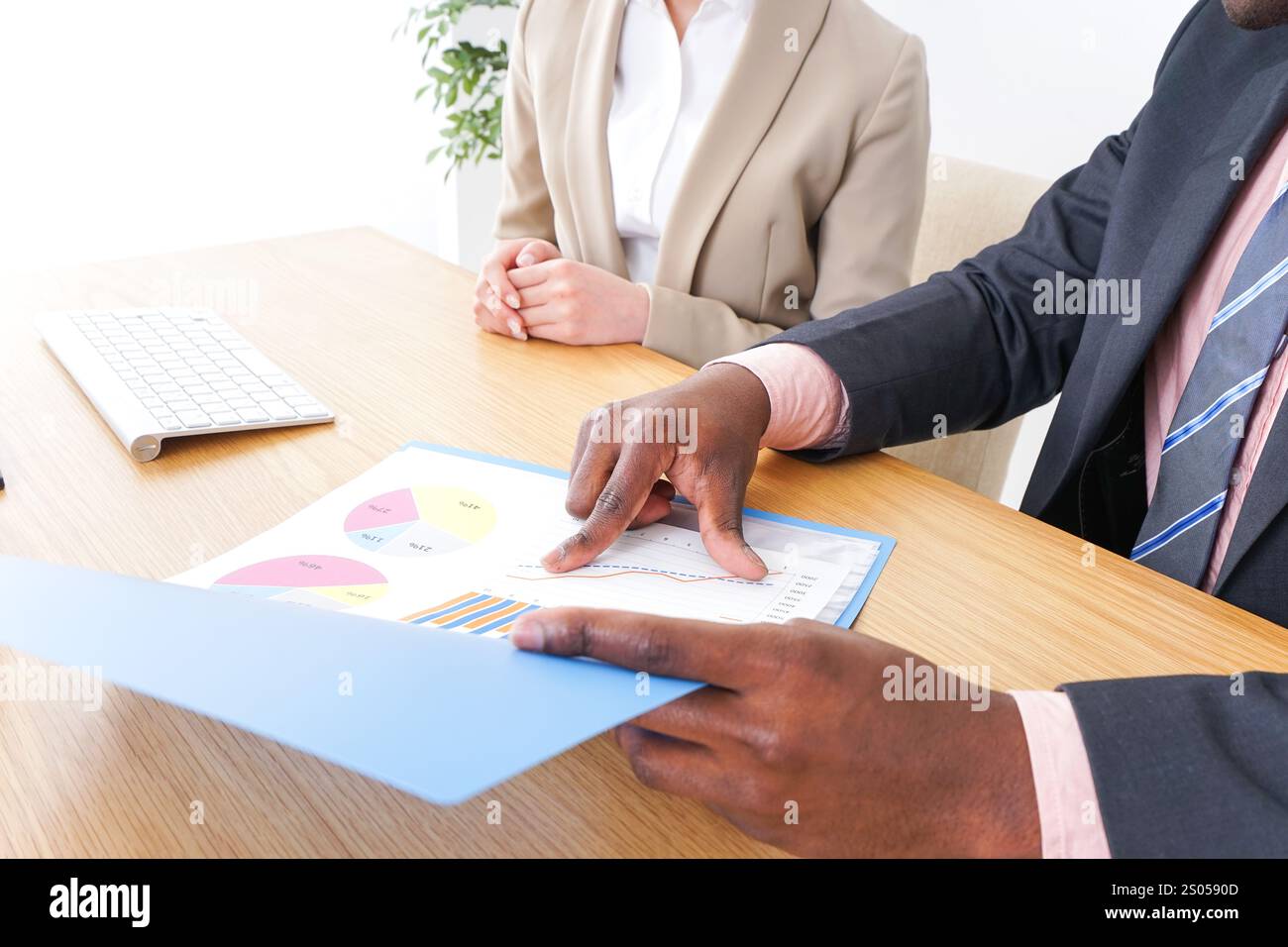 Uomo d'affari globale che lavora in ufficio Foto Stock