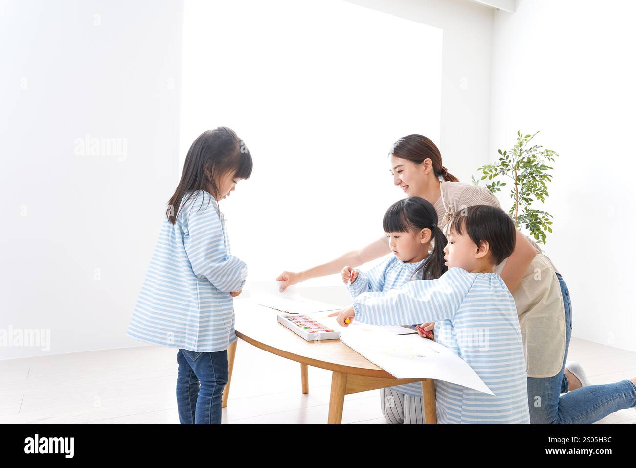 Bambini delle scuole materne con insegnante Foto Stock