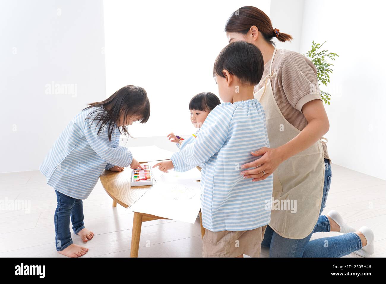 Bambini delle scuole materne con insegnante Foto Stock