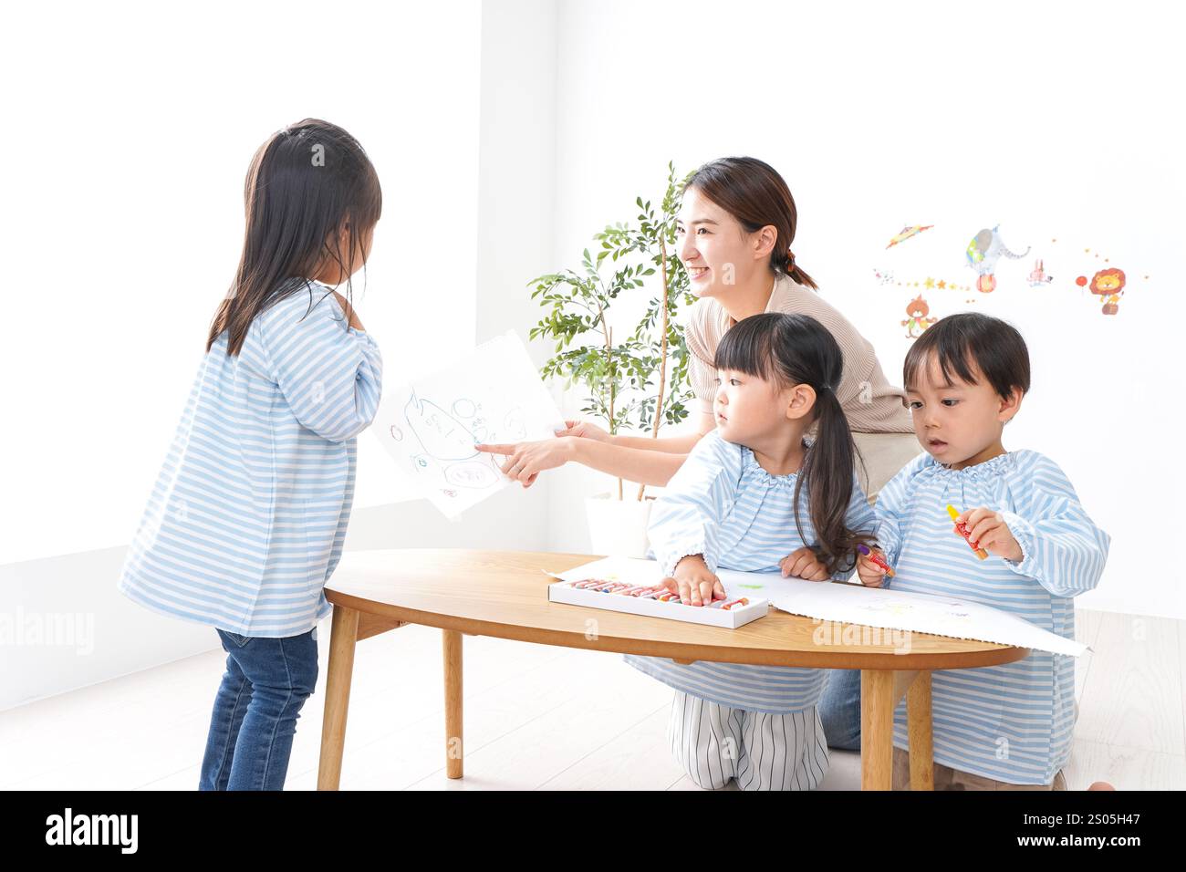 Bambini delle scuole materne con insegnante Foto Stock