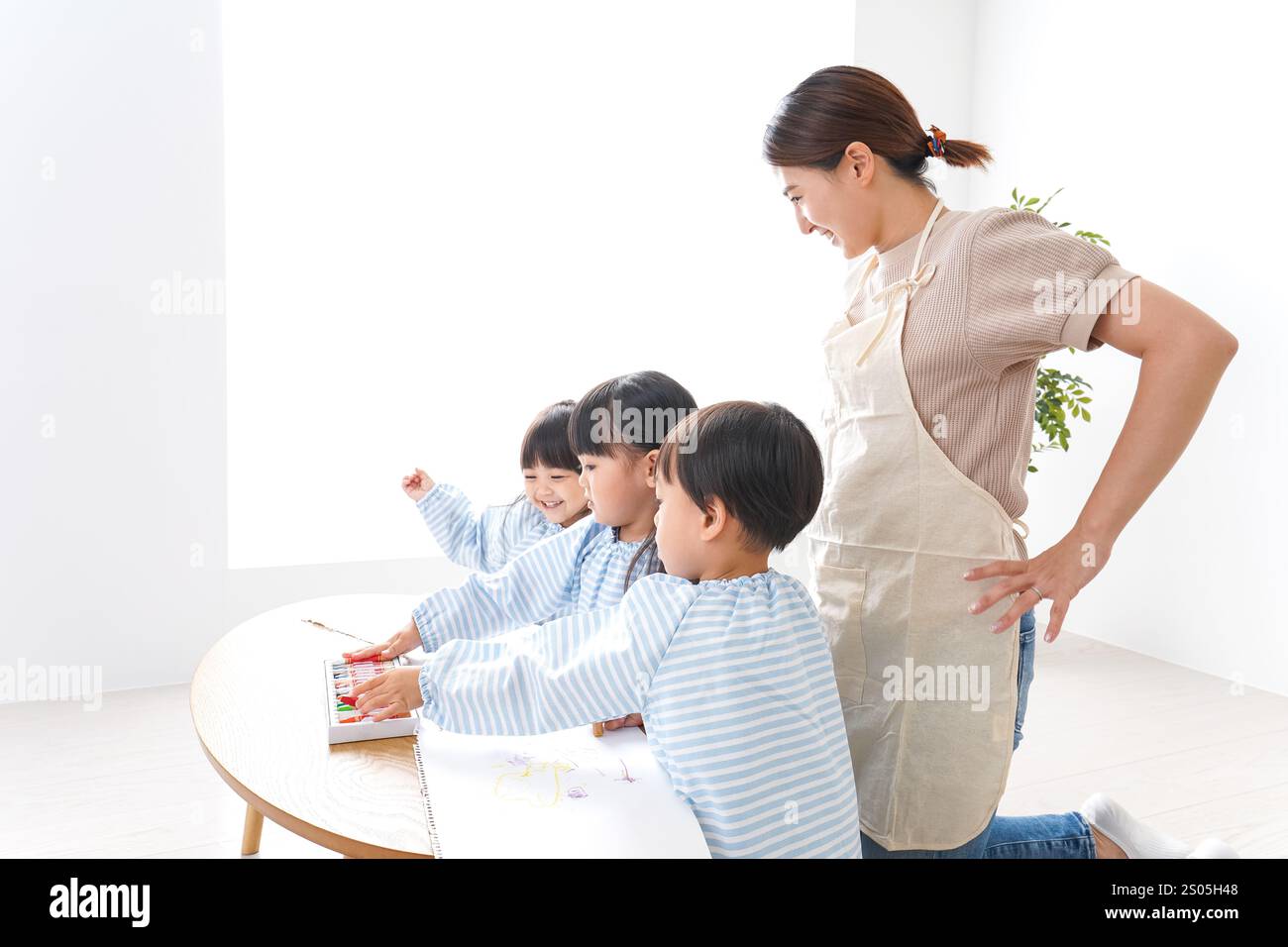 Bambini delle scuole materne con insegnante Foto Stock