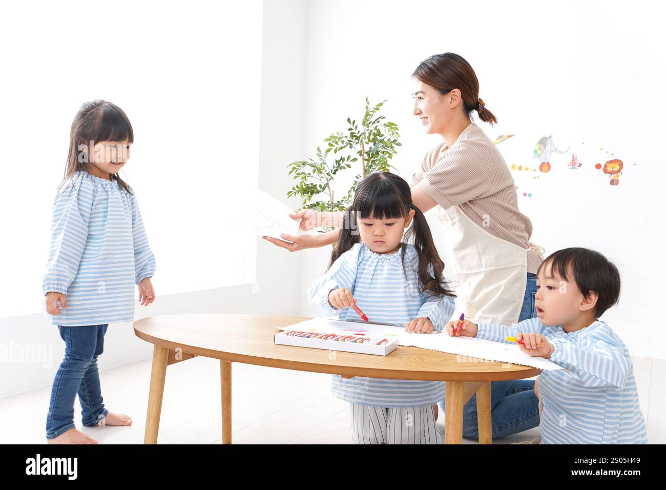 Bambini delle scuole materne con insegnante Foto Stock