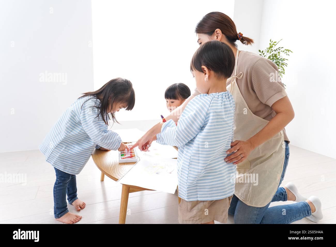 Bambini delle scuole materne con insegnante Foto Stock