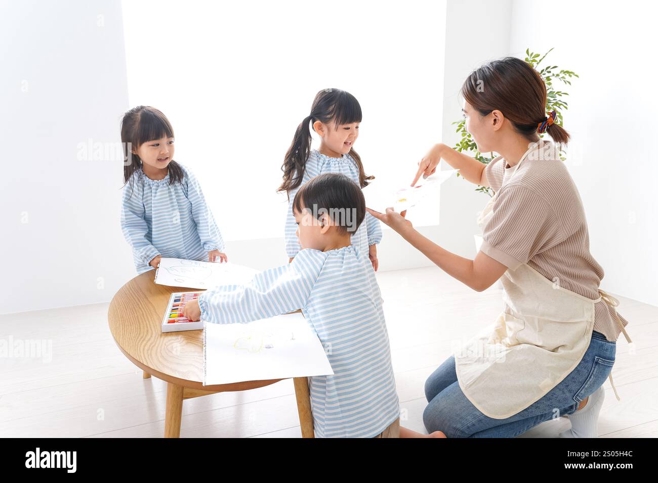 Bambini delle scuole materne con insegnante Foto Stock