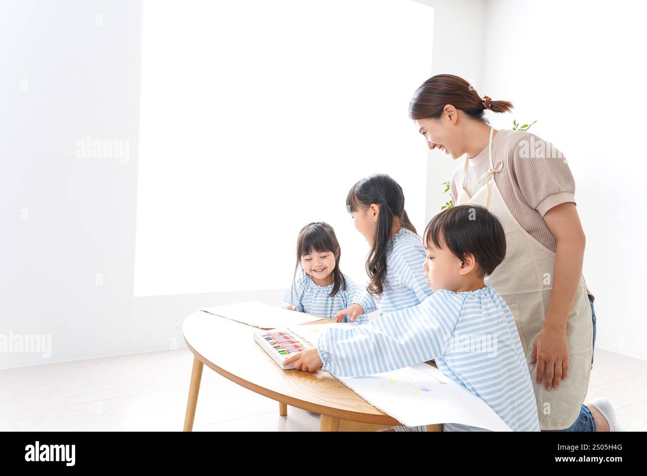 Bambini delle scuole materne con insegnante Foto Stock