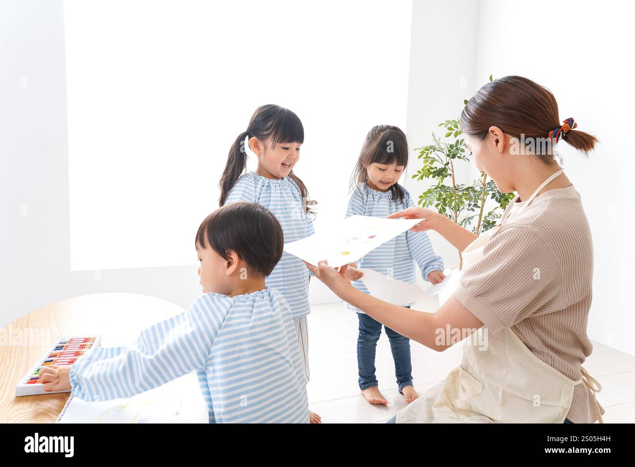 Bambini delle scuole materne con insegnante Foto Stock