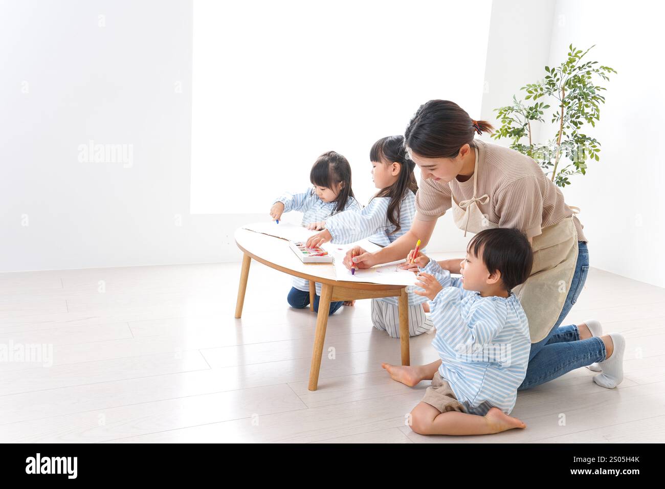 Bambini delle scuole materne con insegnante Foto Stock