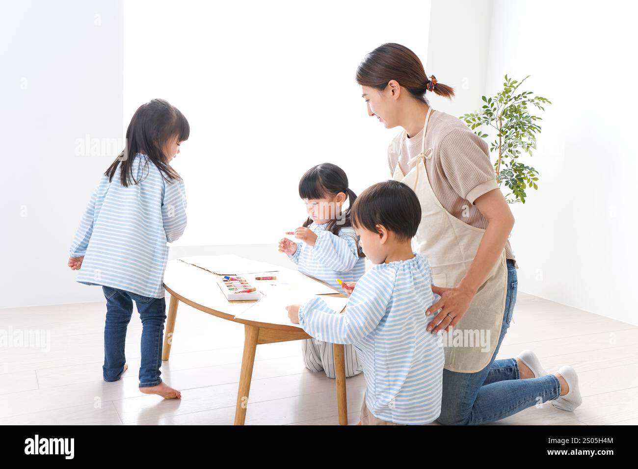 Bambini delle scuole materne con insegnante Foto Stock