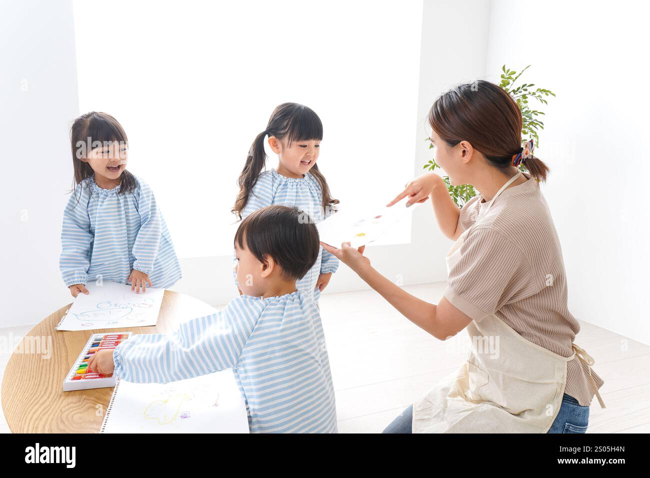 Bambini delle scuole materne con insegnante Foto Stock