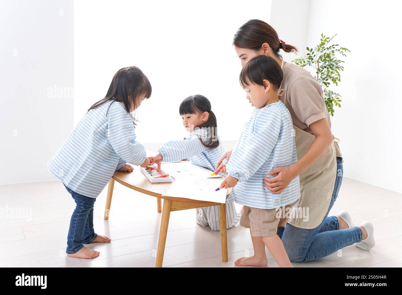 Bambini delle scuole materne con insegnante Foto Stock