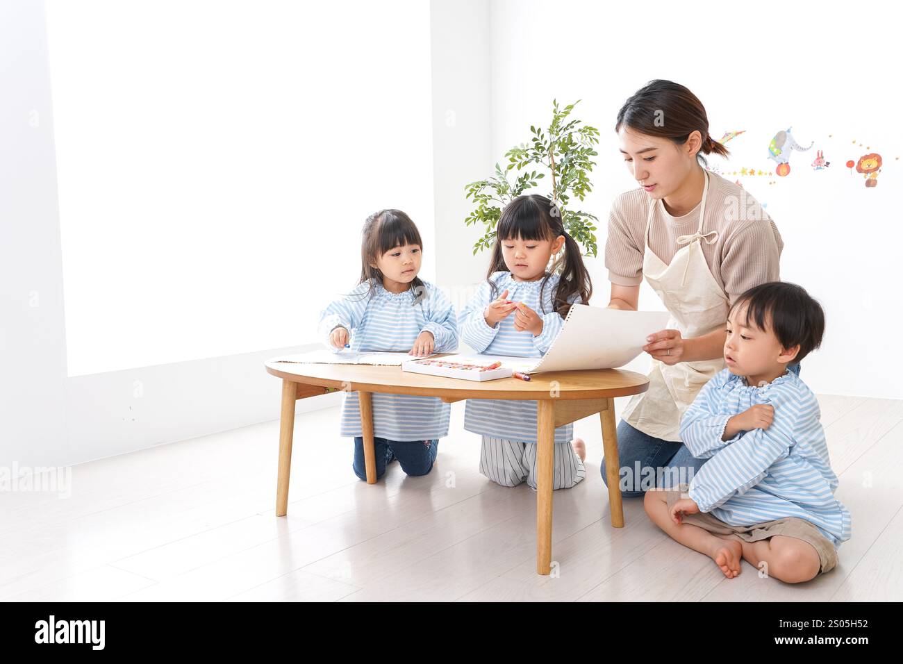 Bambini delle scuole materne con insegnante Foto Stock