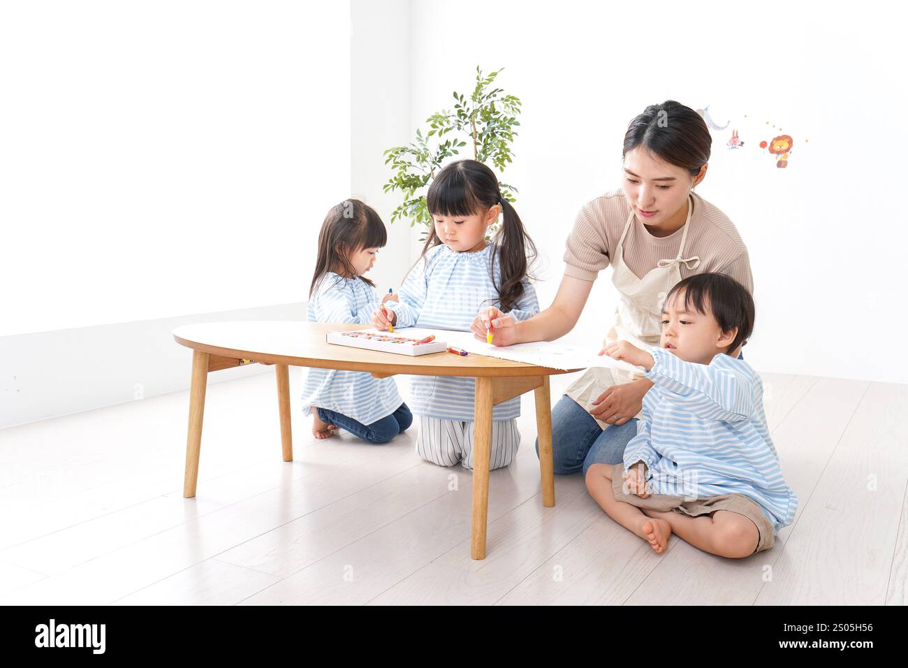Bambini delle scuole materne con insegnante Foto Stock