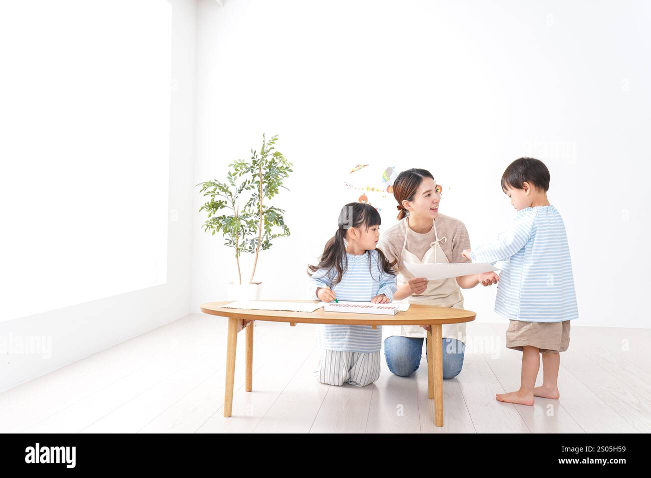 Bambini delle scuole materne con insegnante Foto Stock