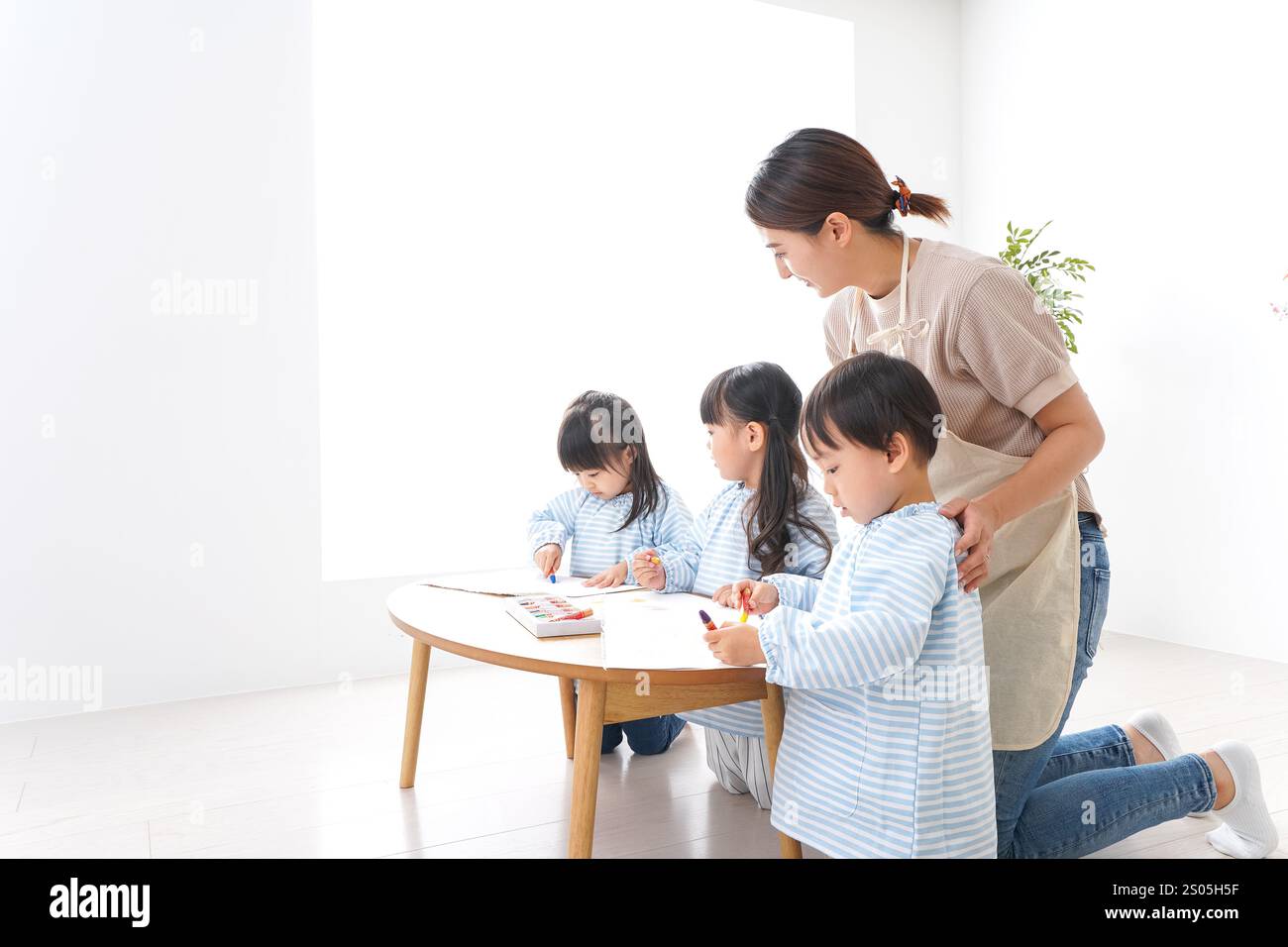Bambini delle scuole materne con insegnante Foto Stock