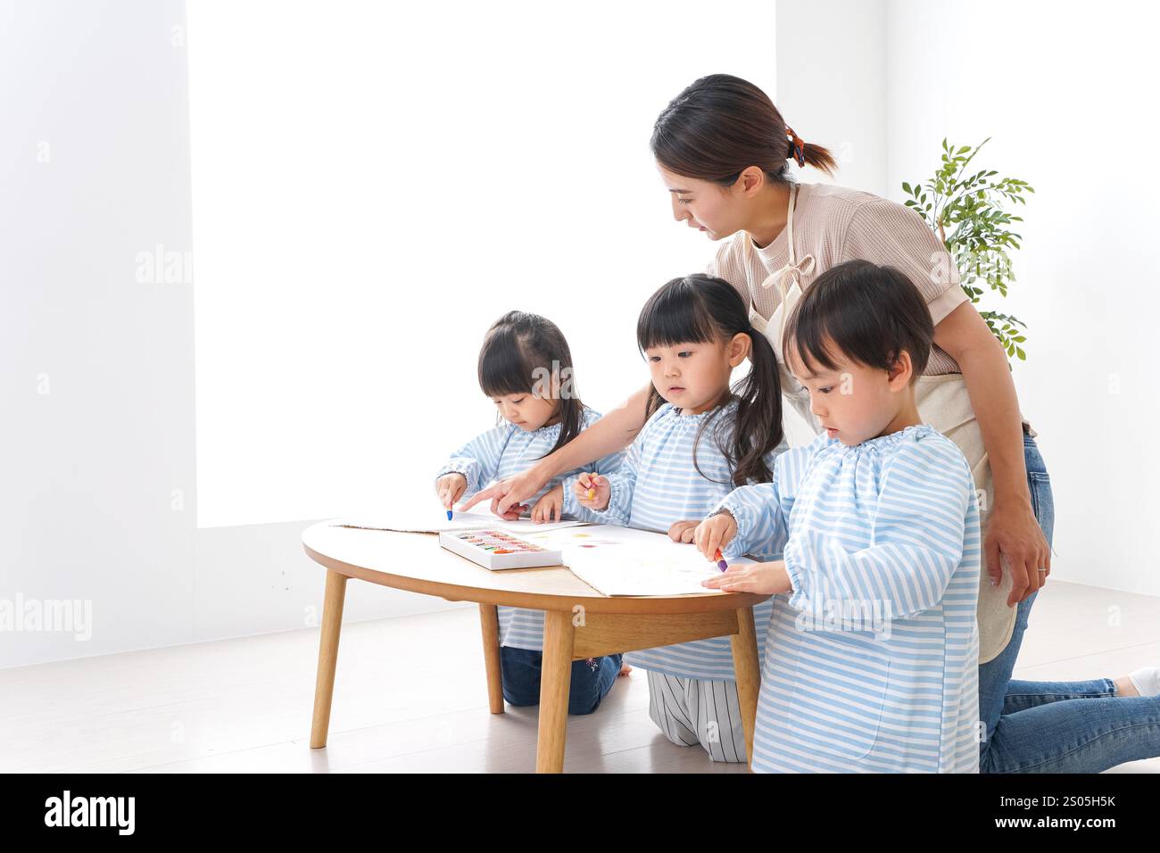 Bambini delle scuole materne con insegnante Foto Stock