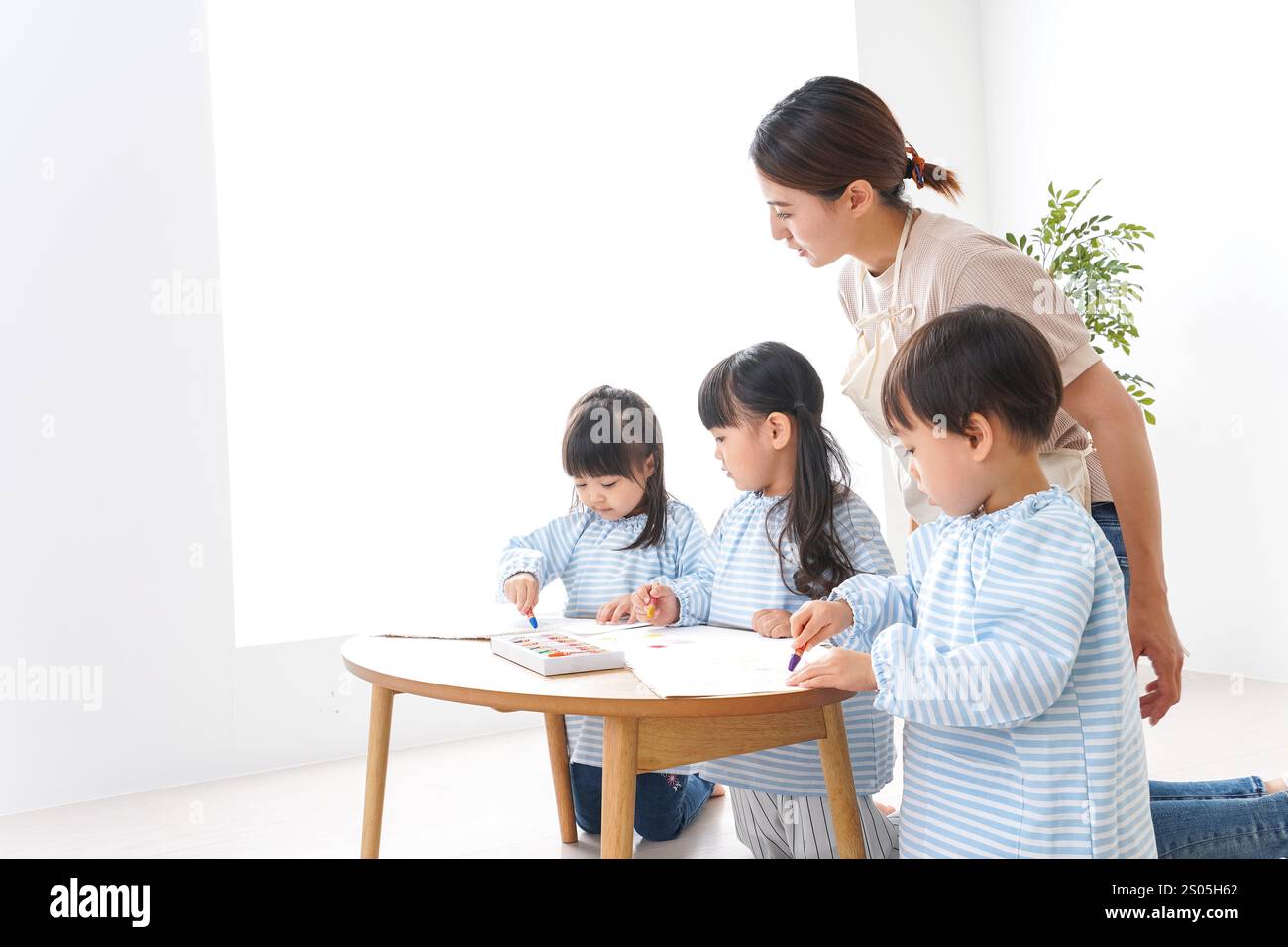 Bambini delle scuole materne con insegnante Foto Stock