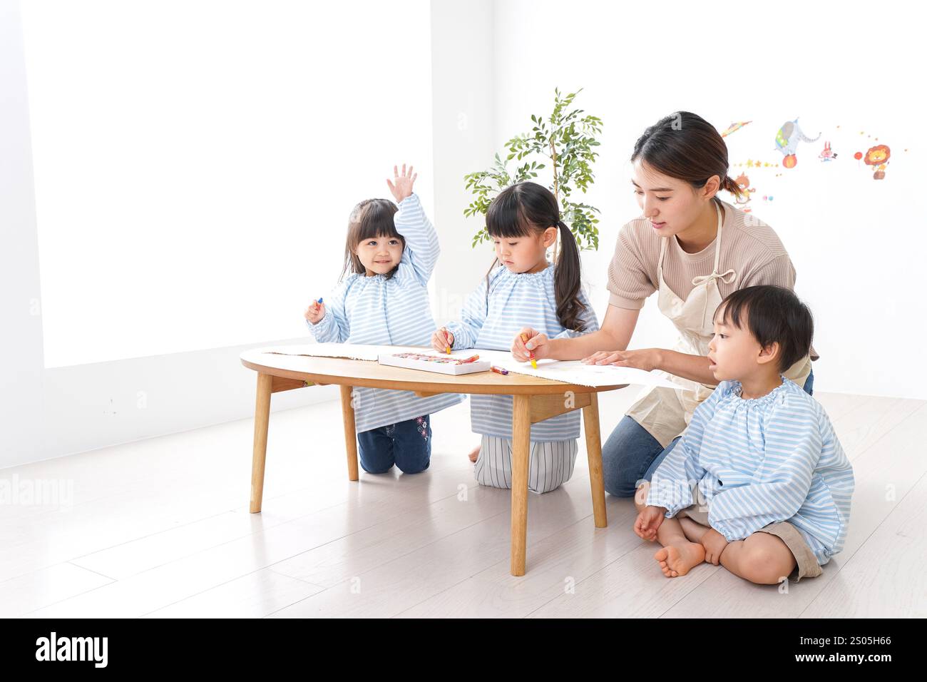 Bambini delle scuole materne con insegnante Foto Stock