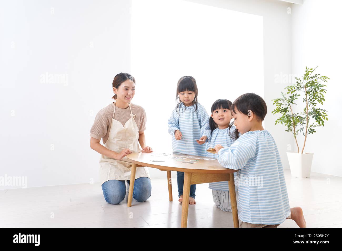 Bambini delle scuole materne con insegnante Foto Stock
