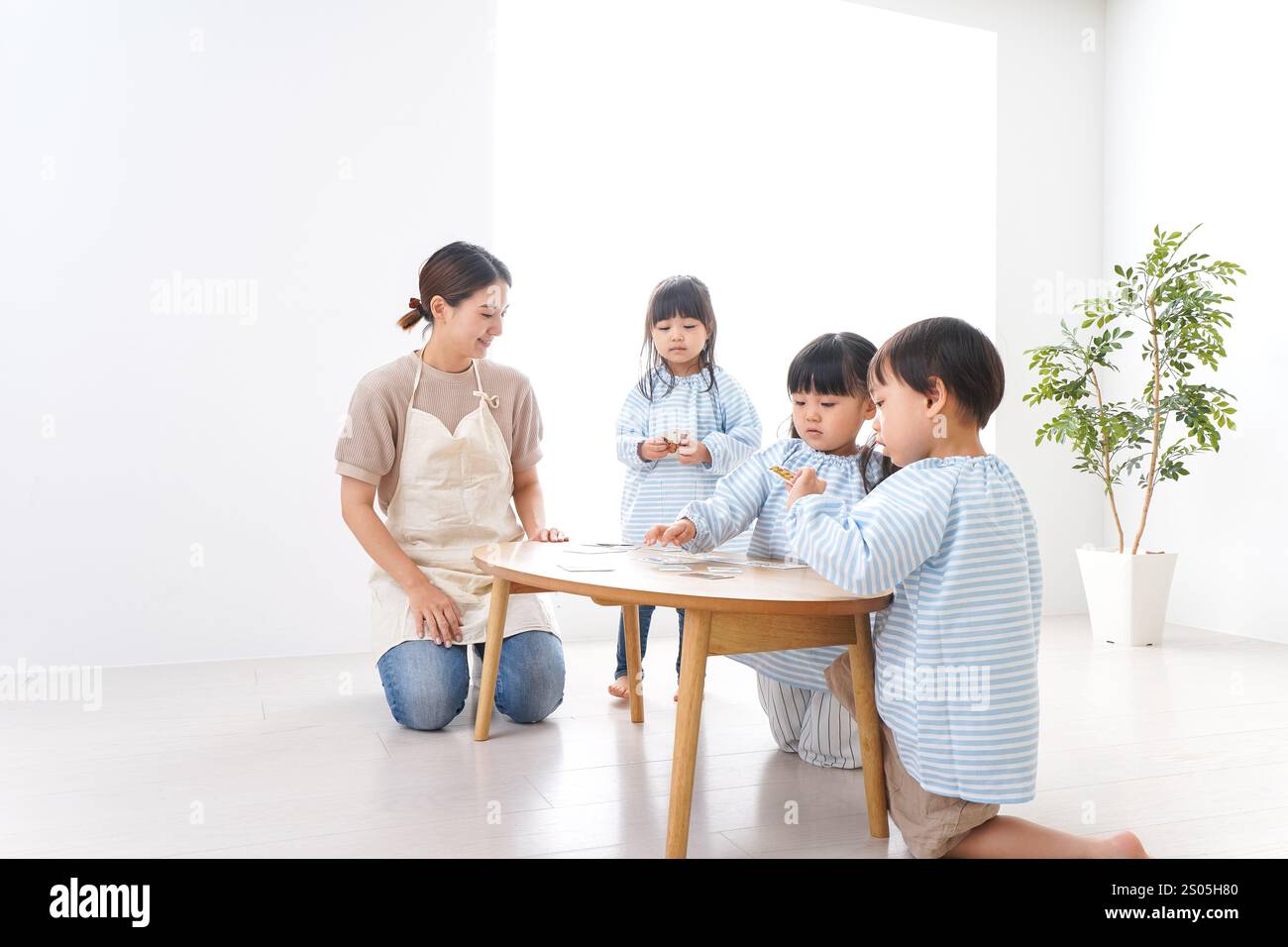 Bambini delle scuole materne con insegnante Foto Stock