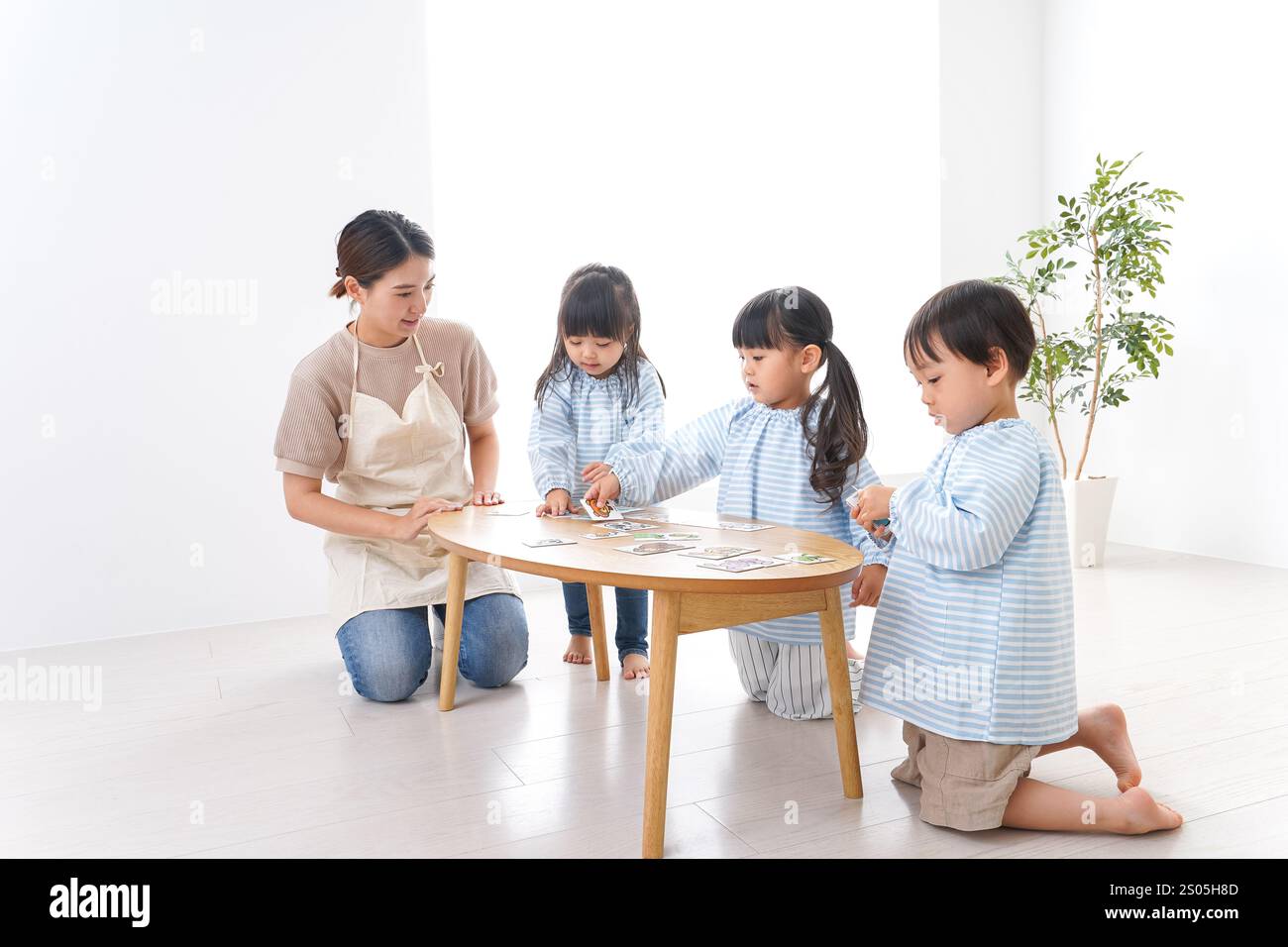 Bambini delle scuole materne con insegnante Foto Stock