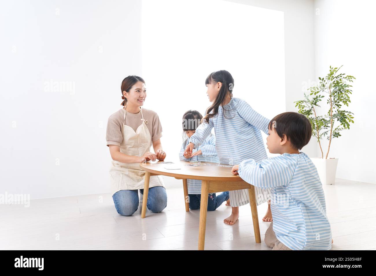 Bambini delle scuole materne con insegnante Foto Stock