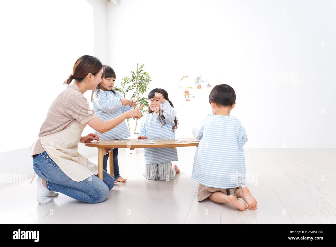 Bambini delle scuole materne con insegnante Foto Stock