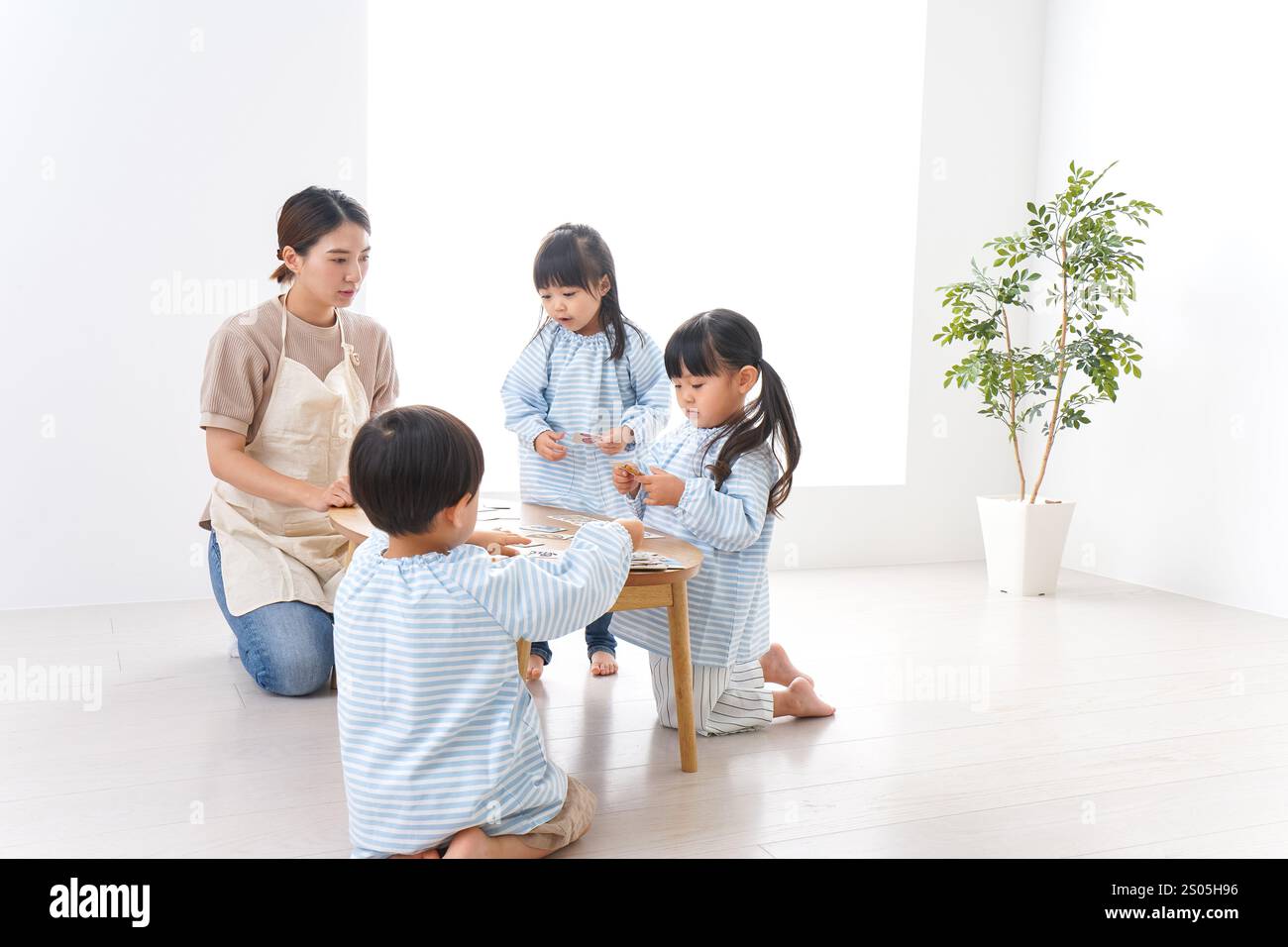 Bambini delle scuole materne con insegnante Foto Stock