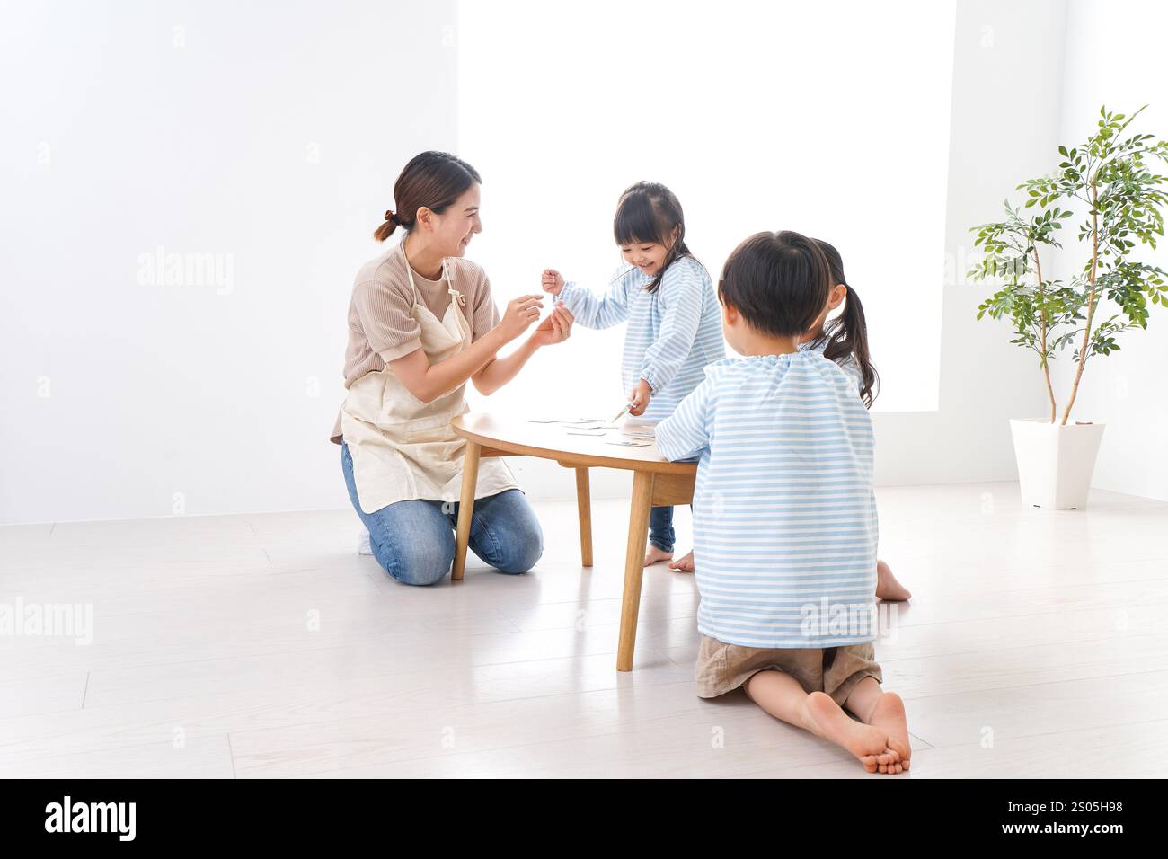Bambini delle scuole materne con insegnante Foto Stock