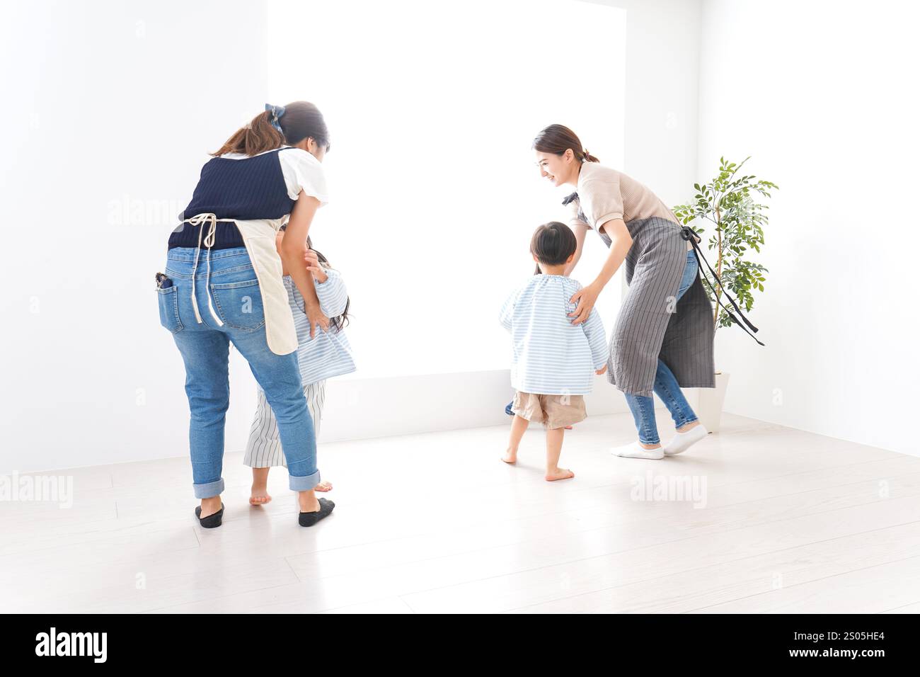 Bambini delle scuole materne con insegnante Foto Stock