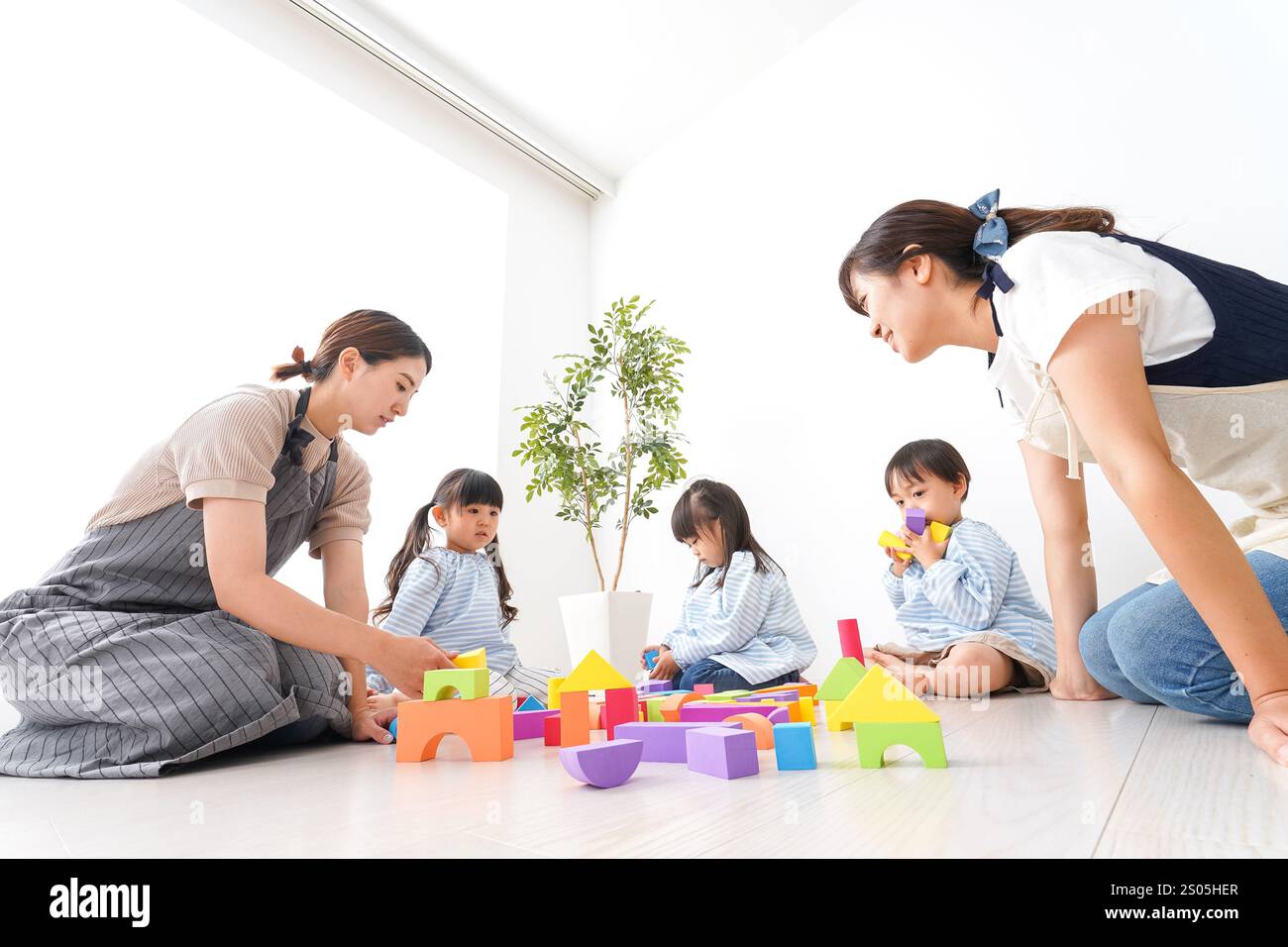 Bambini delle scuole materne con insegnante Foto Stock