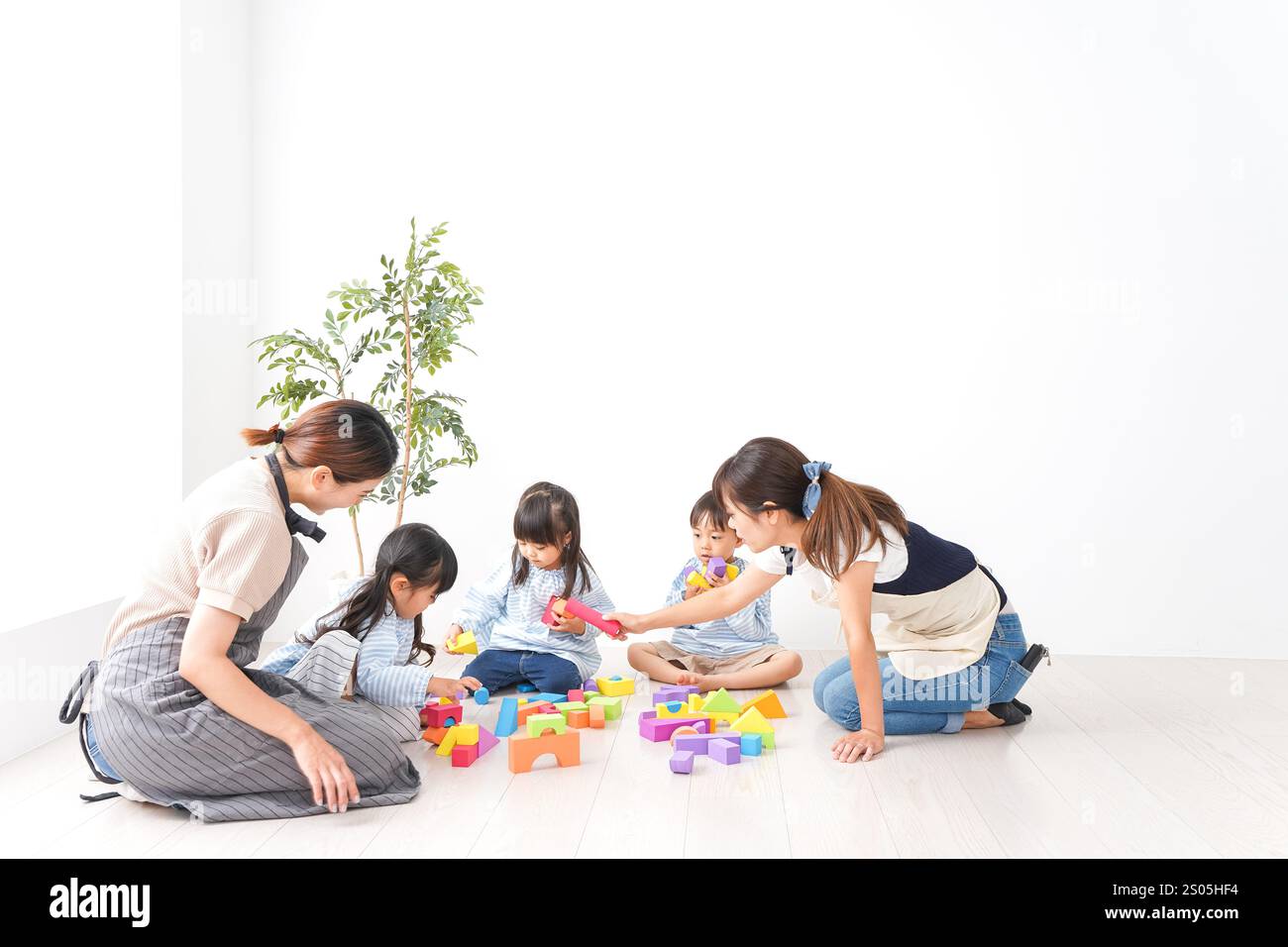 Bambini delle scuole materne con insegnante Foto Stock