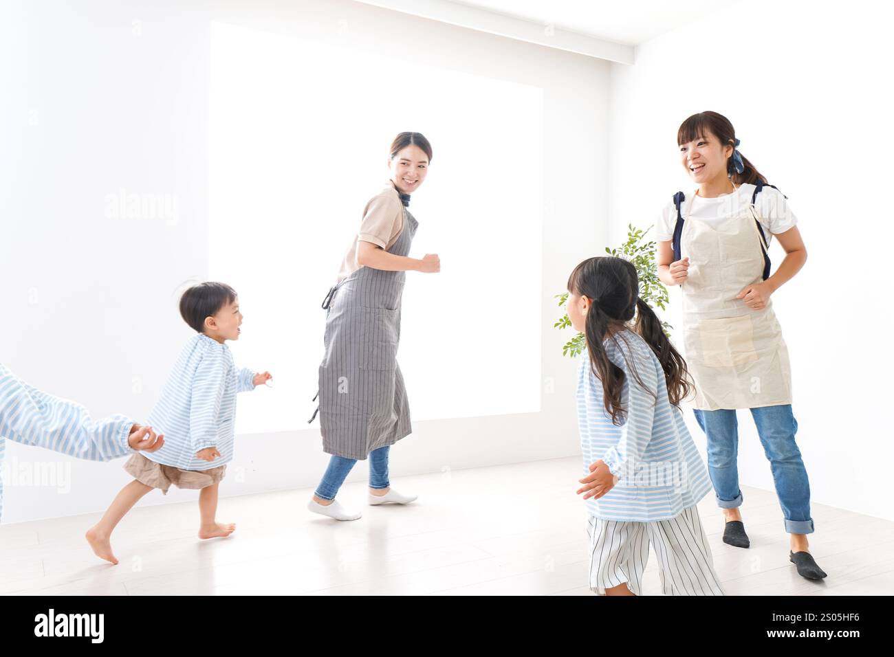 Bambini delle scuole materne con insegnante Foto Stock