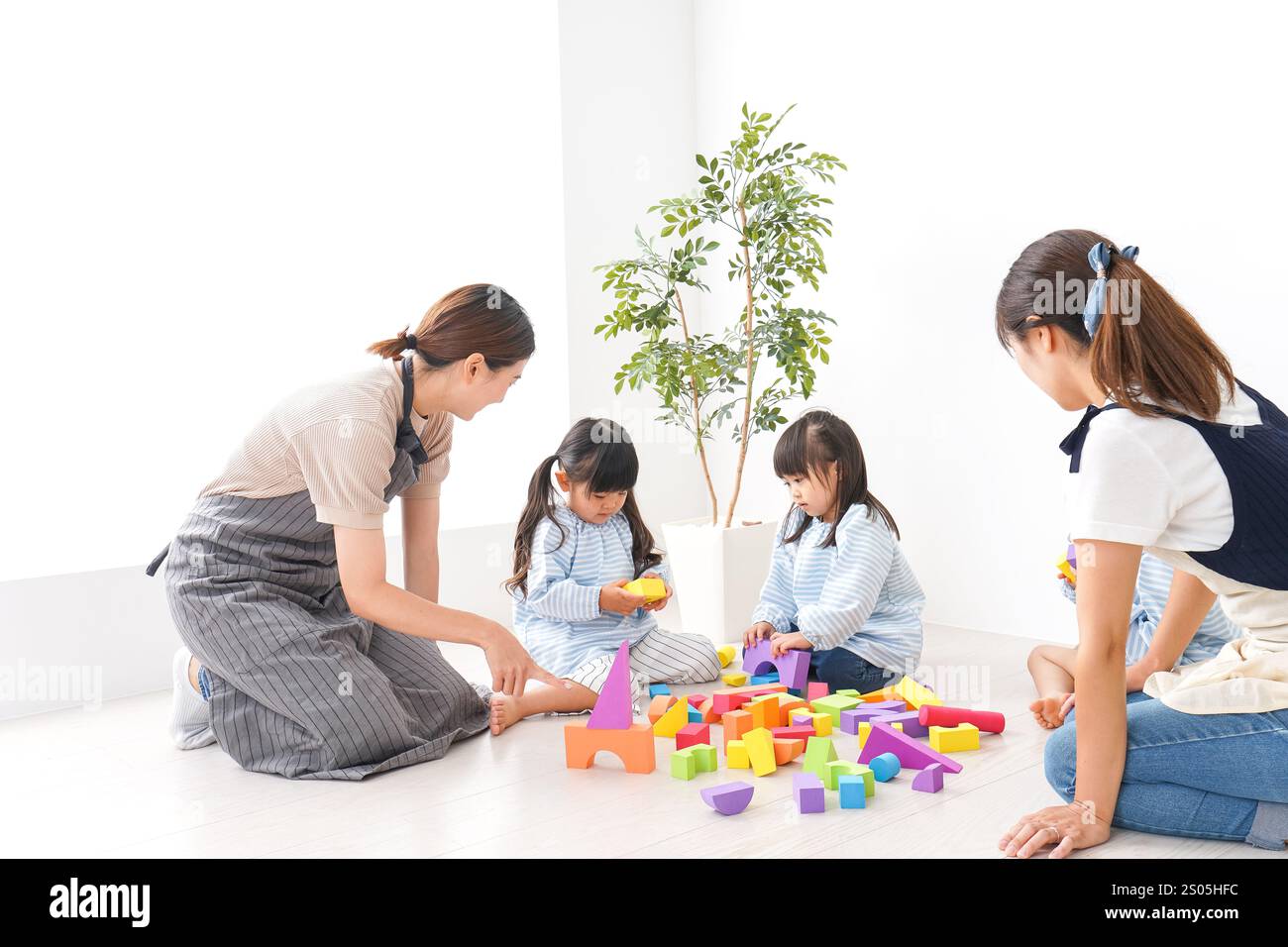 Bambini delle scuole materne con insegnante Foto Stock