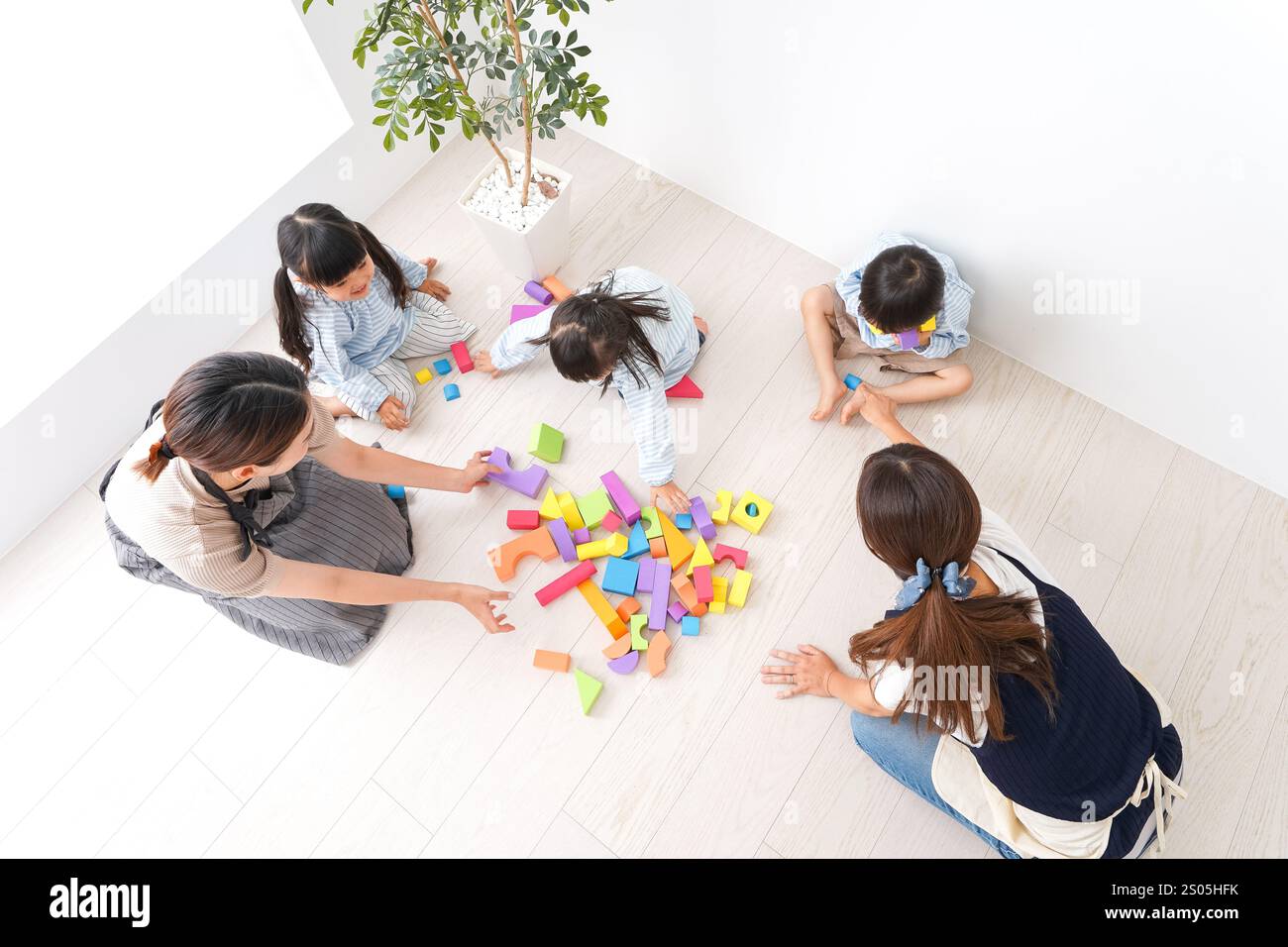Bambini delle scuole materne con insegnante Foto Stock